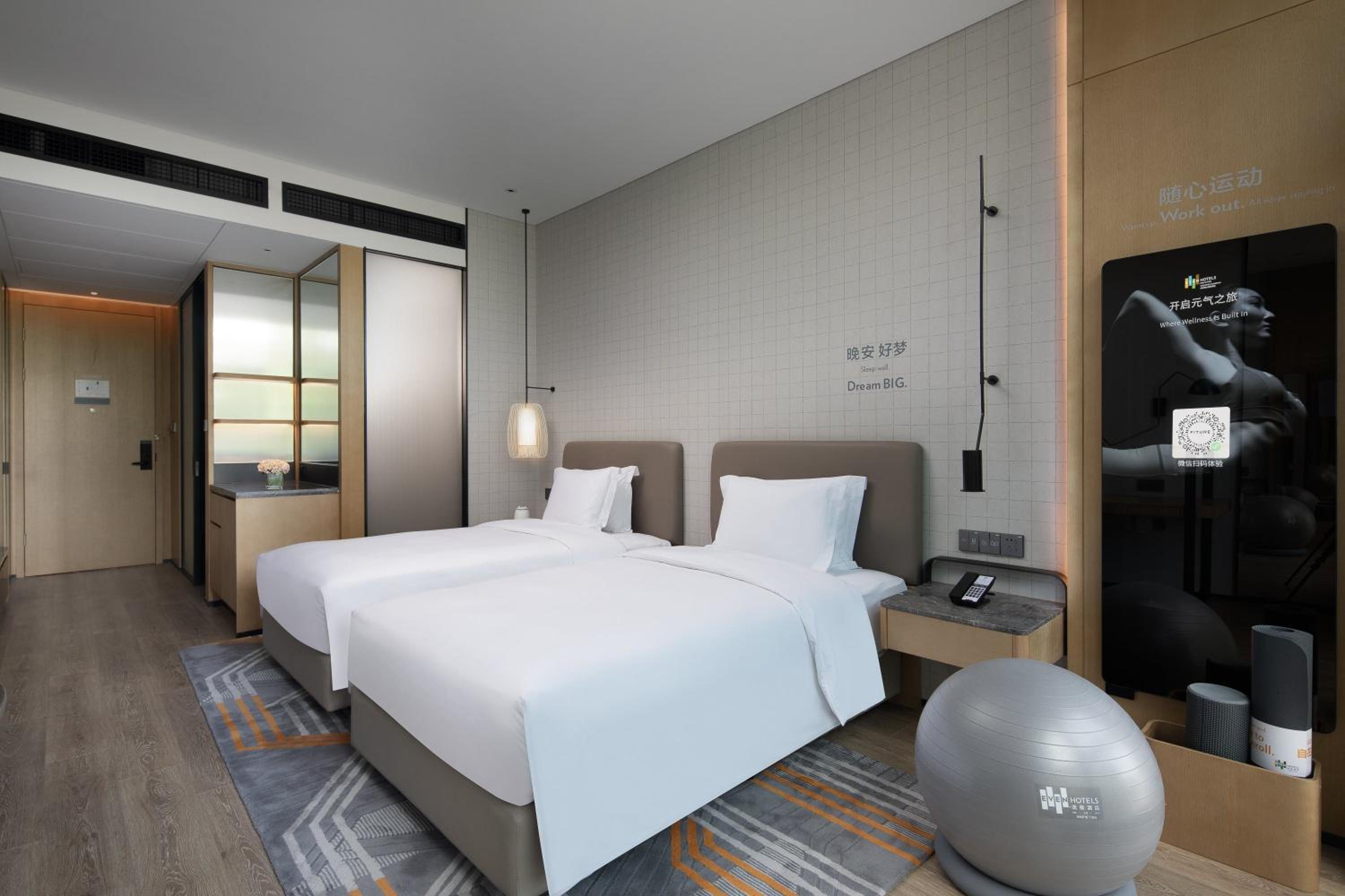 Premium Double Room with Two Double Beds and City View - Photo 4