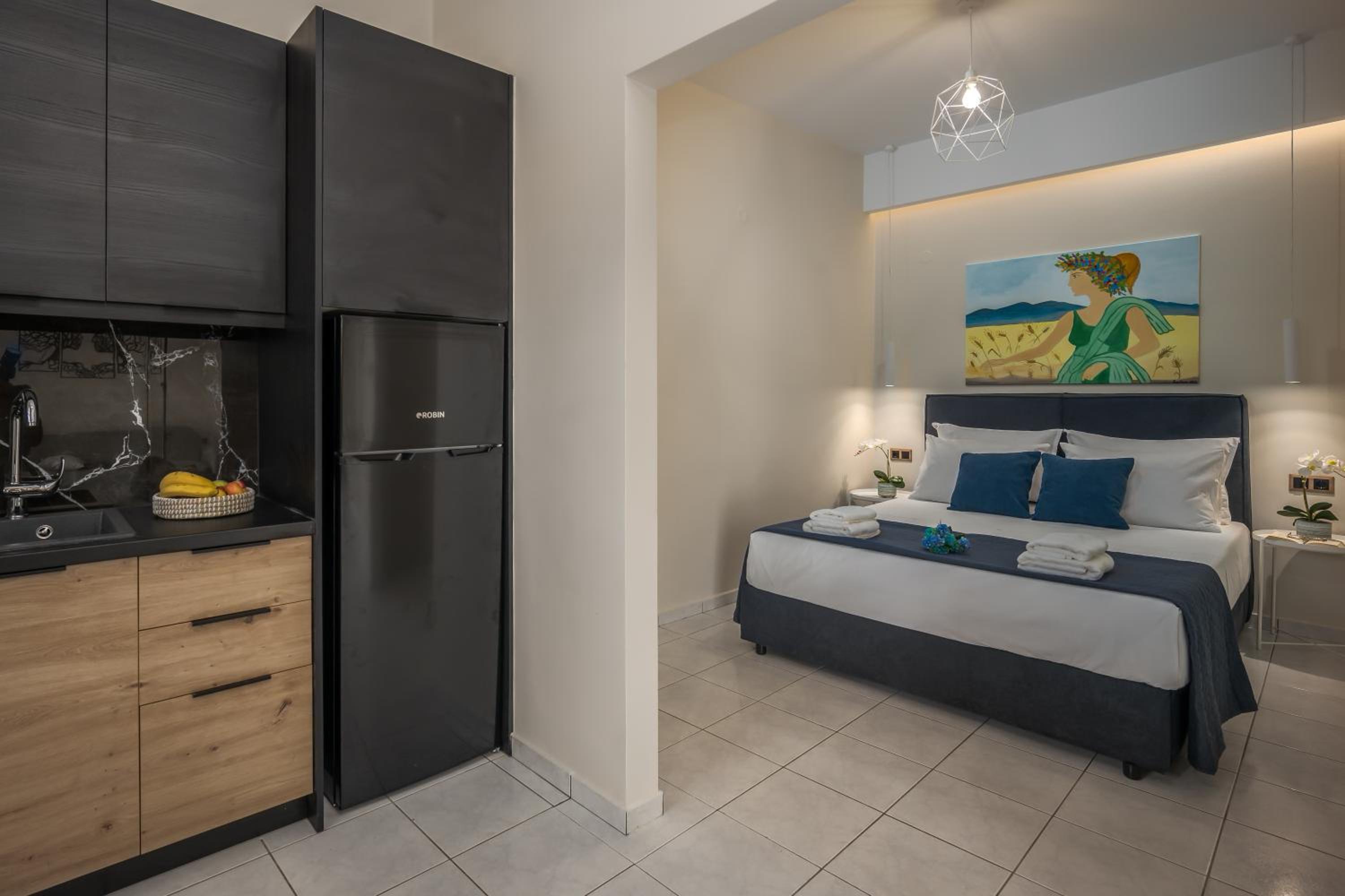 Brown Suite photo 1