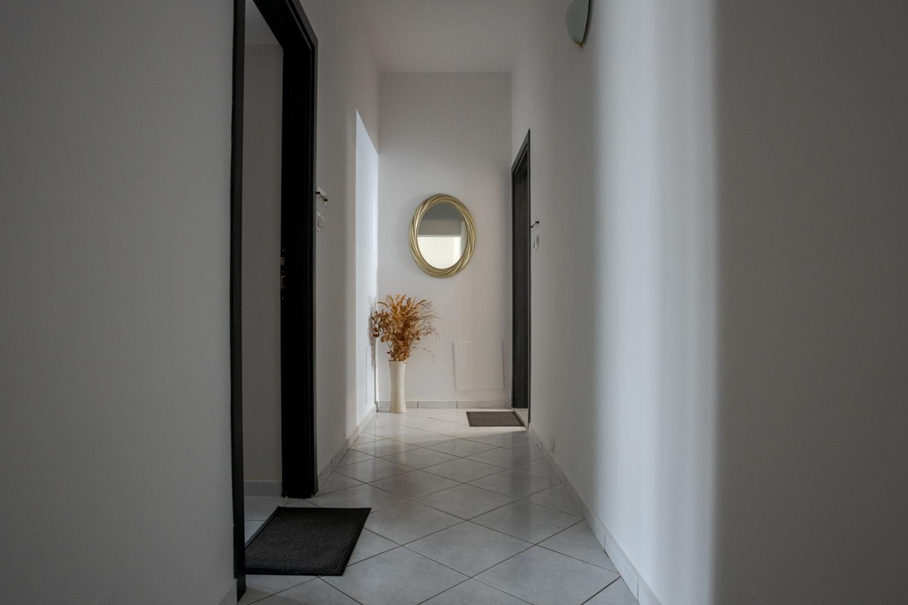 Brown Suite photo 2