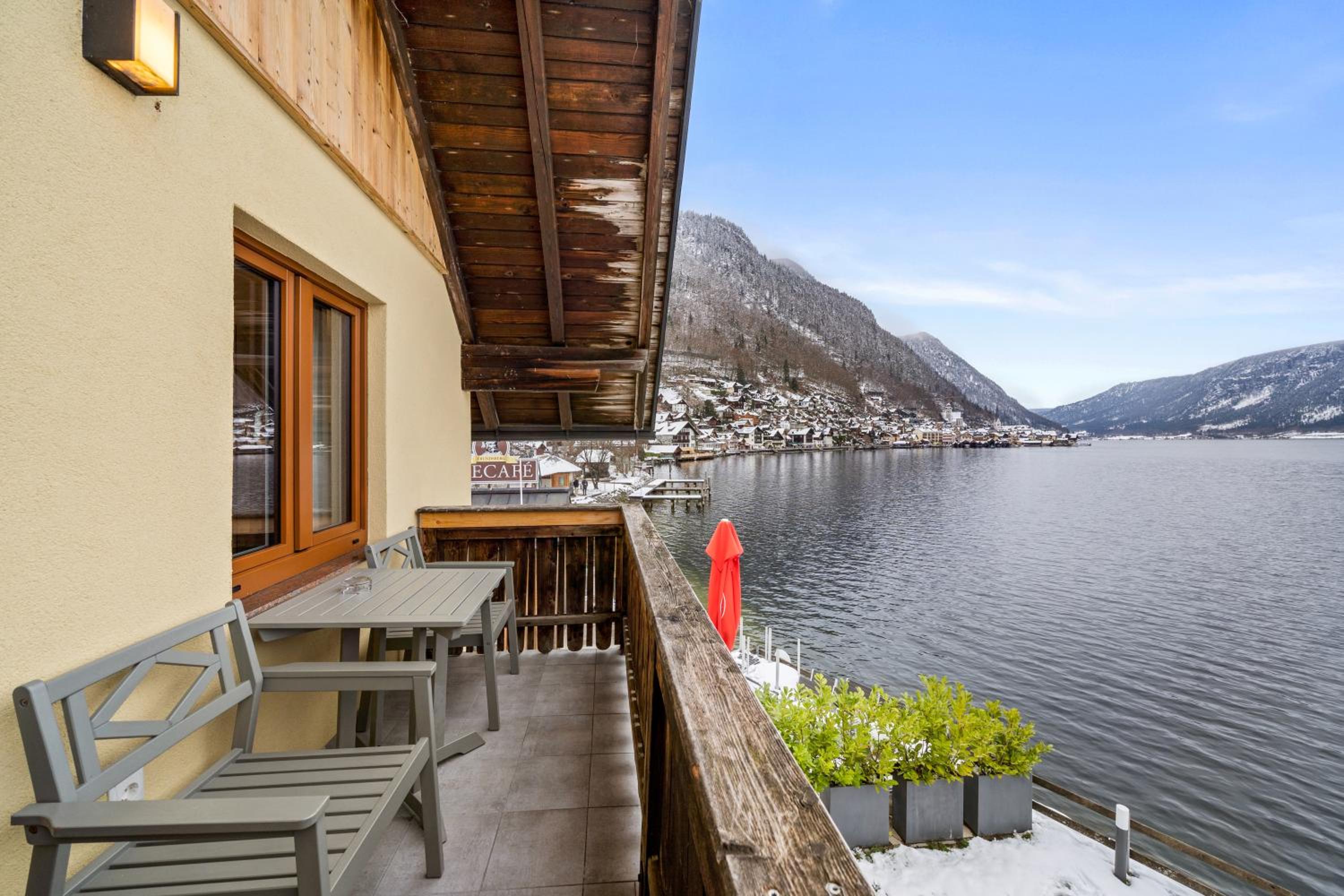 Double Room with Balcony - Photo 9