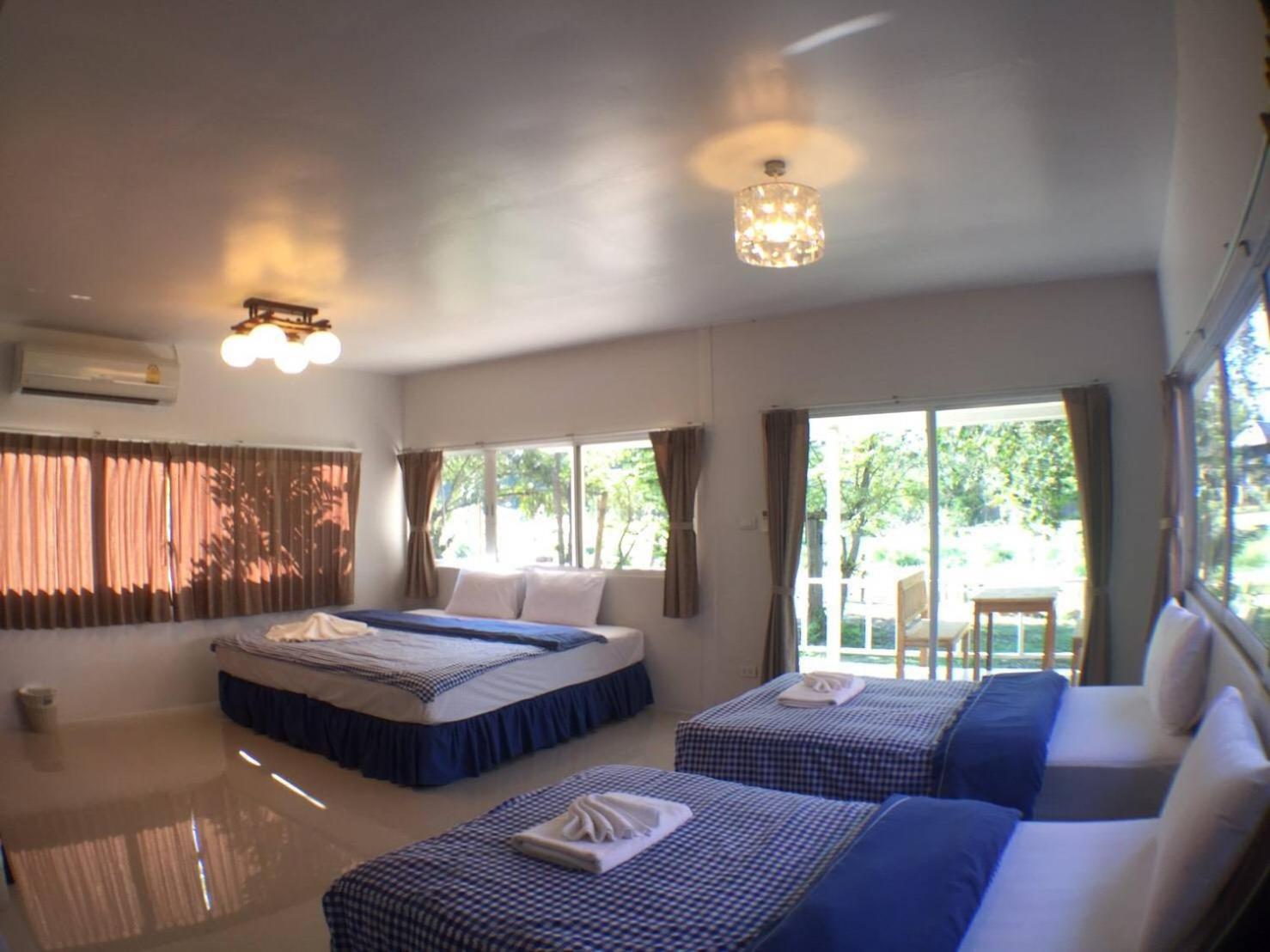 Family Room With River View photo 3