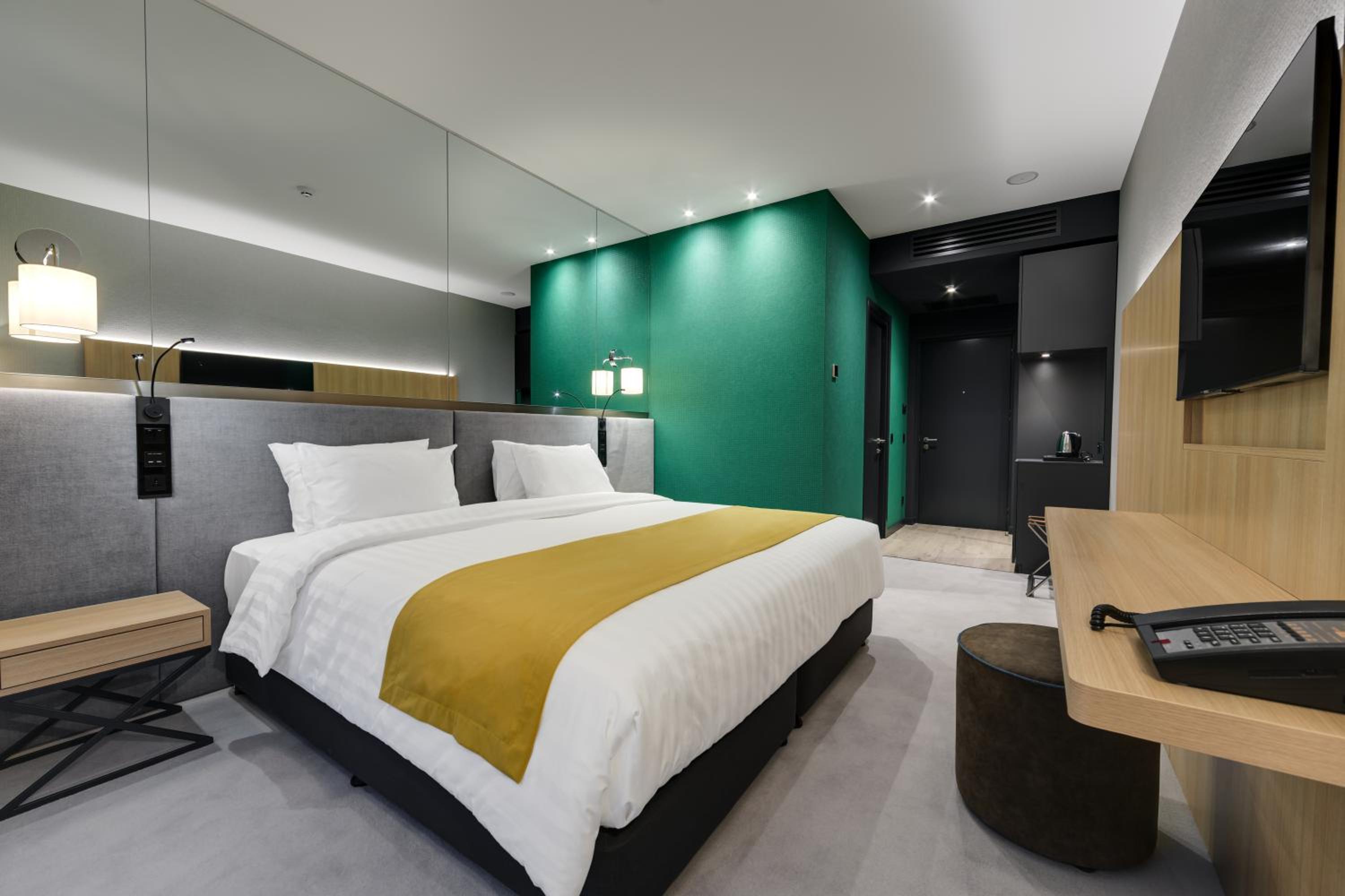 Deluxe King Room - Photo 1