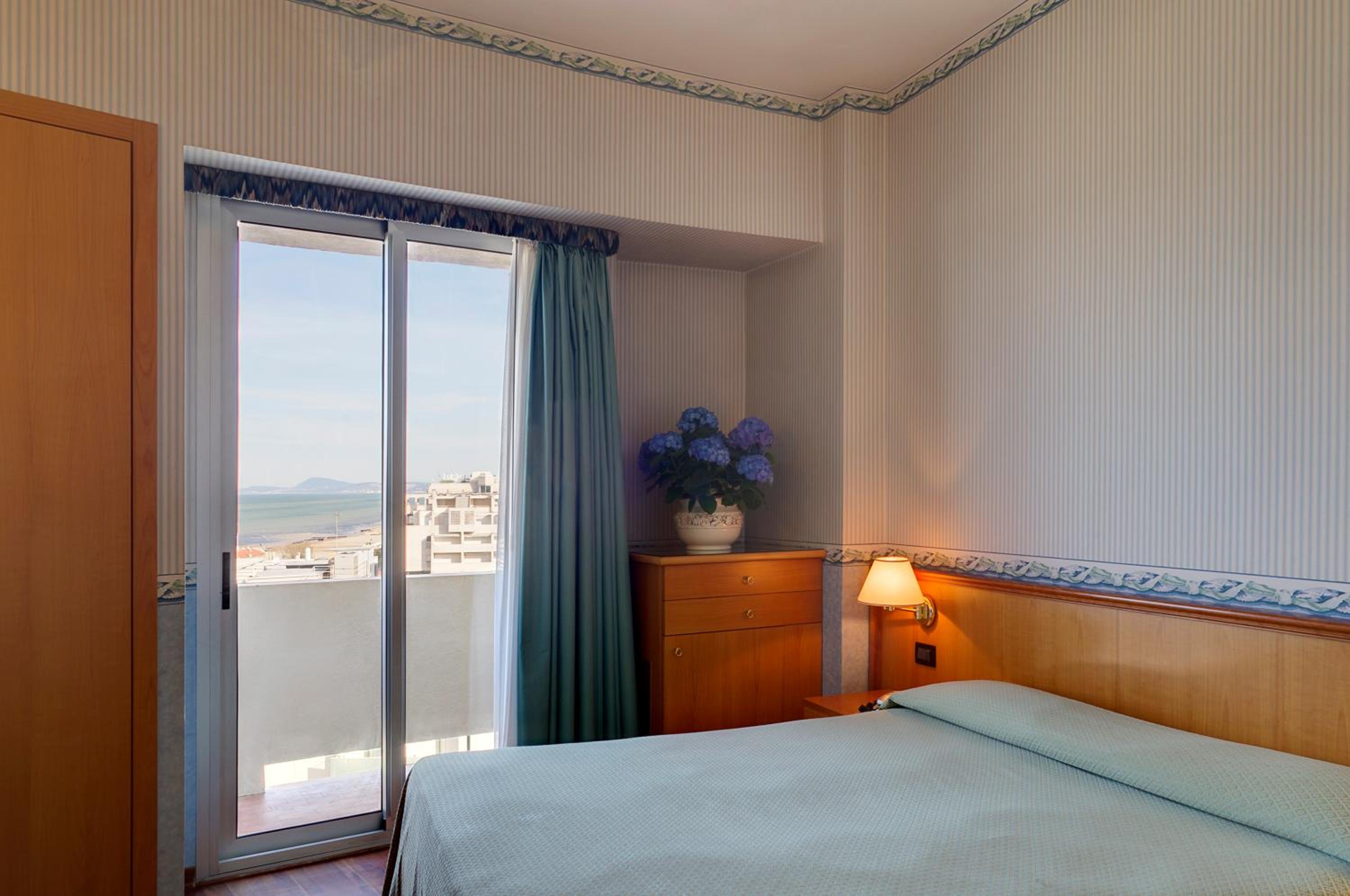 Double or Twin Room with Sea View - Photo 1