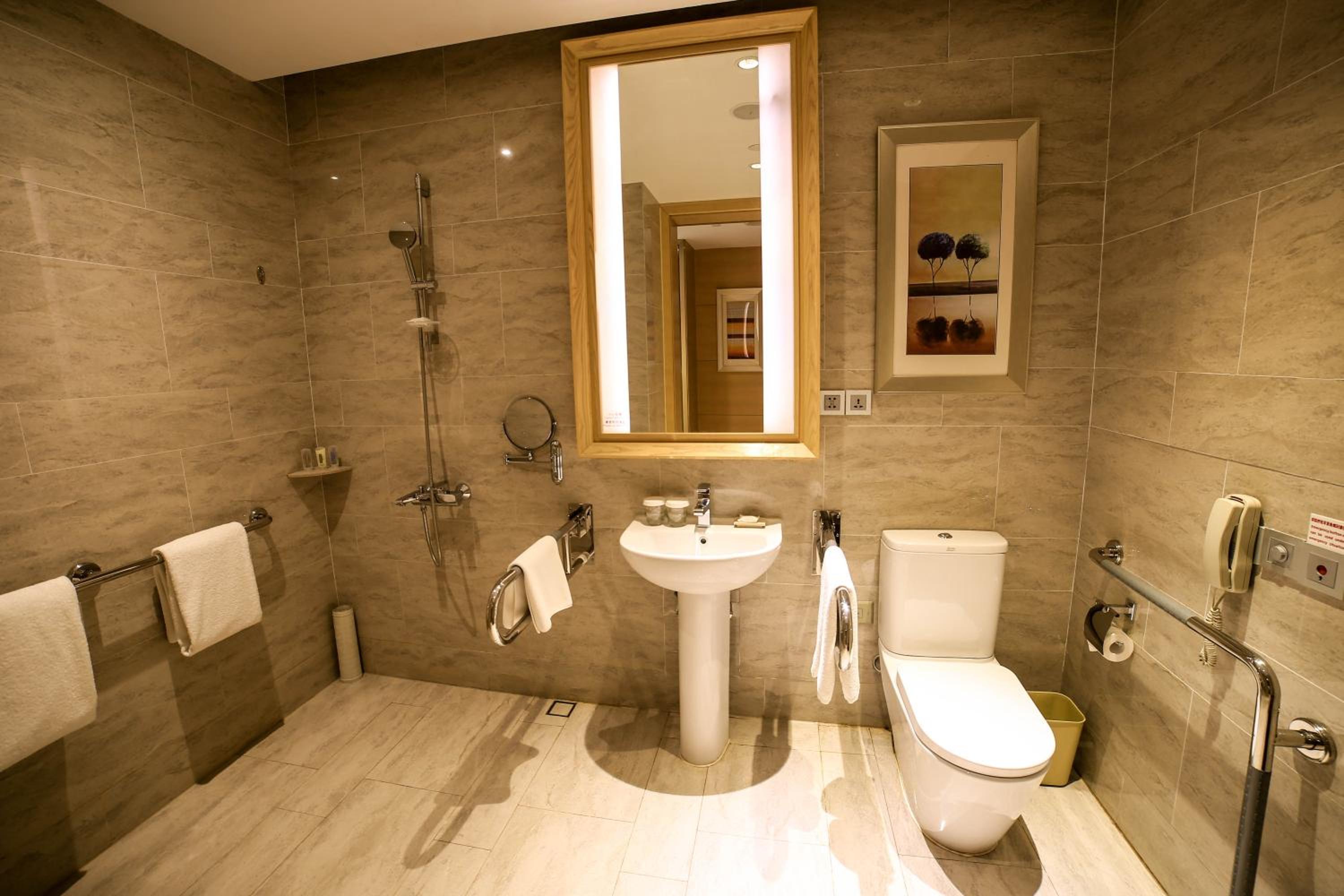 One-Bedroom King Suite with Lounge Access - Non-Smoking photo 1