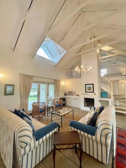 Five-Bedroom House photo 1