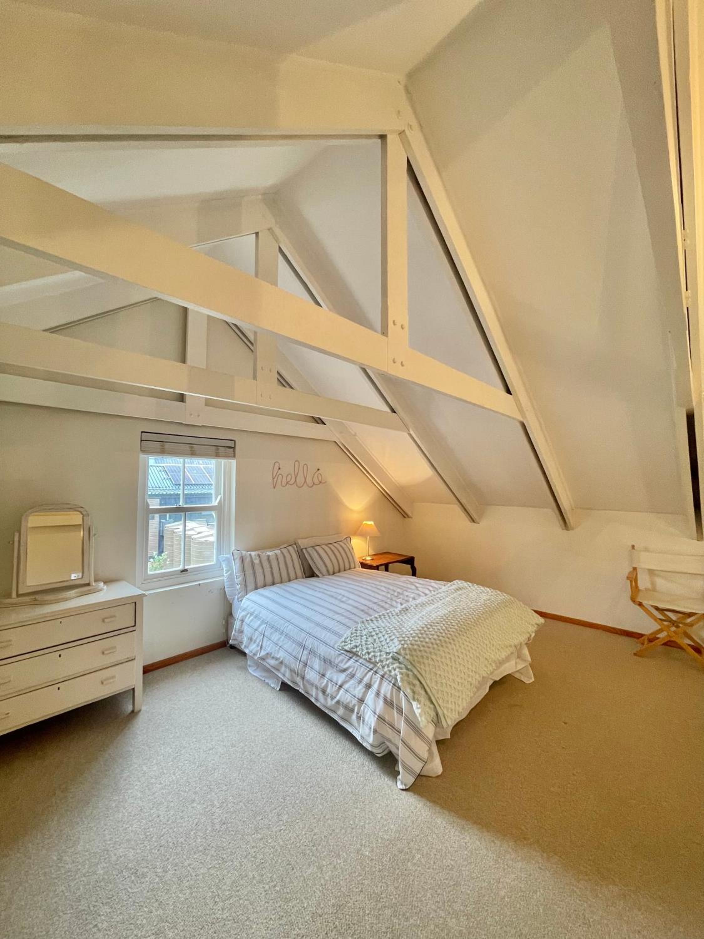 Five-Bedroom House photo 3