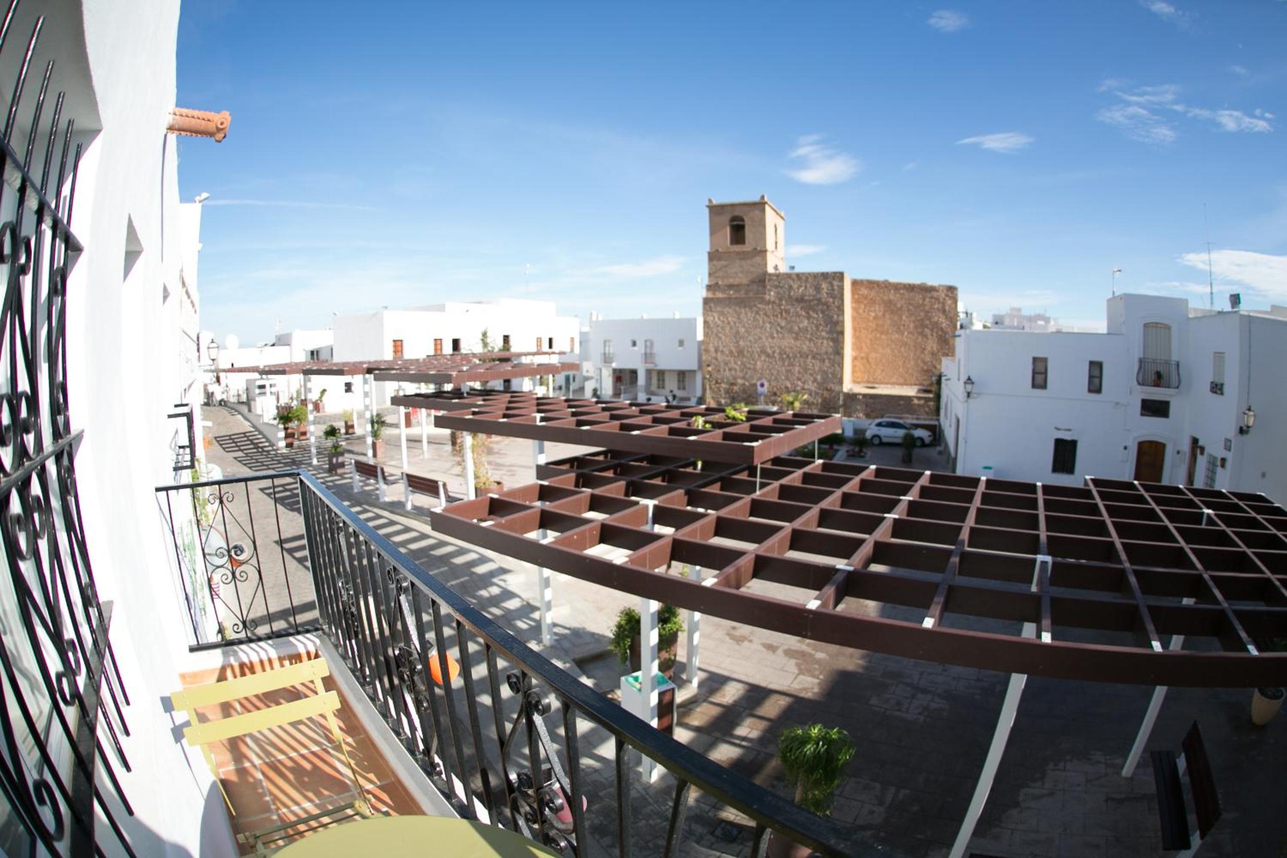 Double Room with Balcony - Photo 4