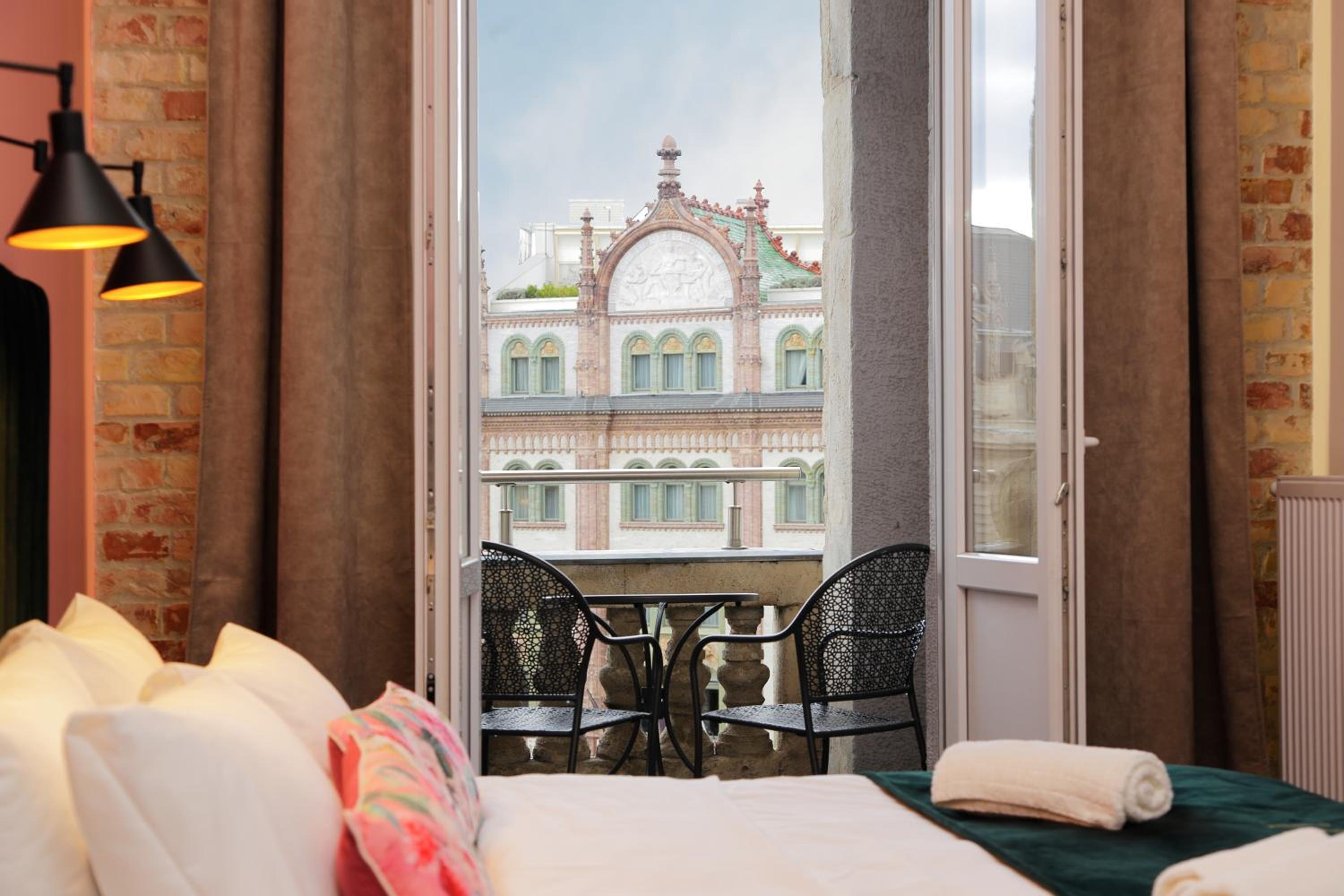 Deluxe Double Room with Balcony thumbnail 5