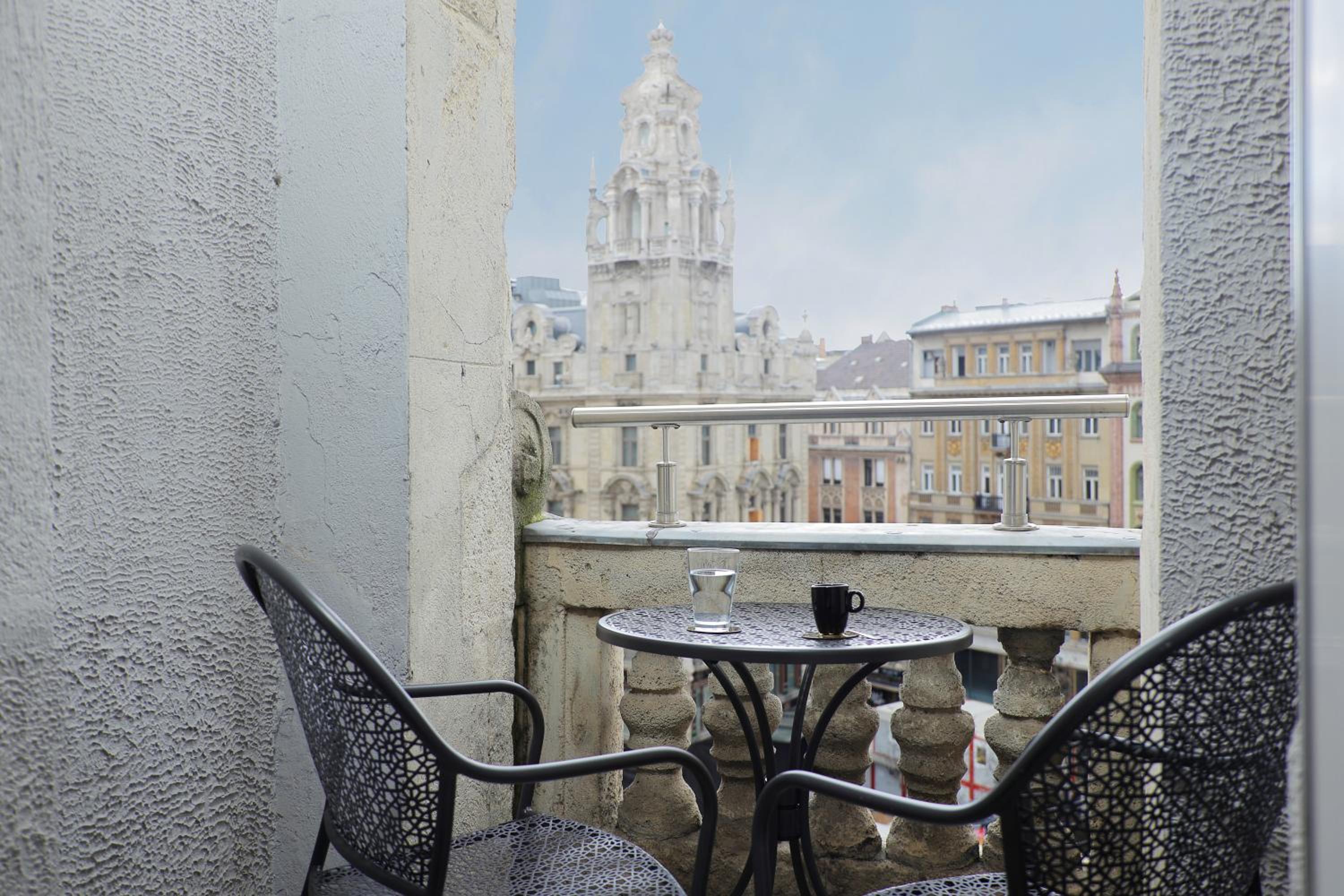Deluxe Double Room with Balcony thumbnail 6