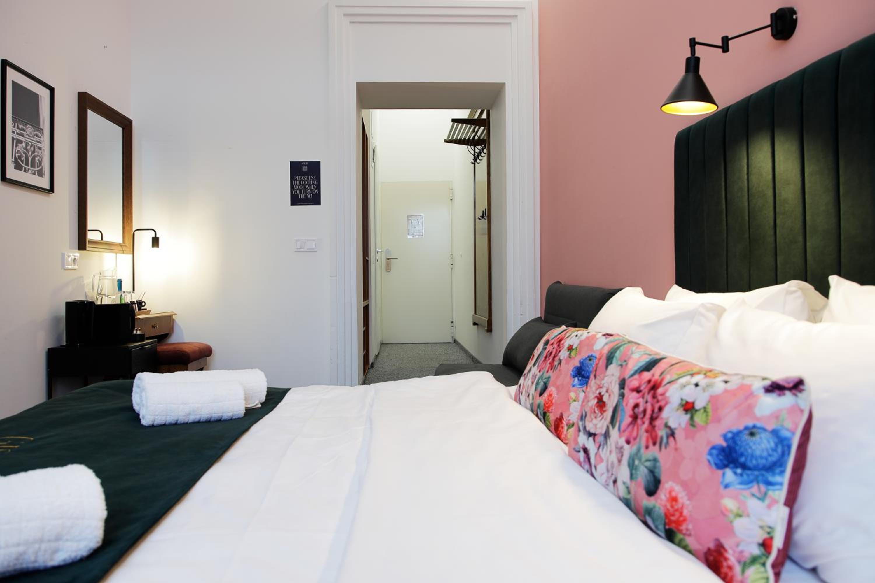 Deluxe Double Room with Balcony - Photo 10
