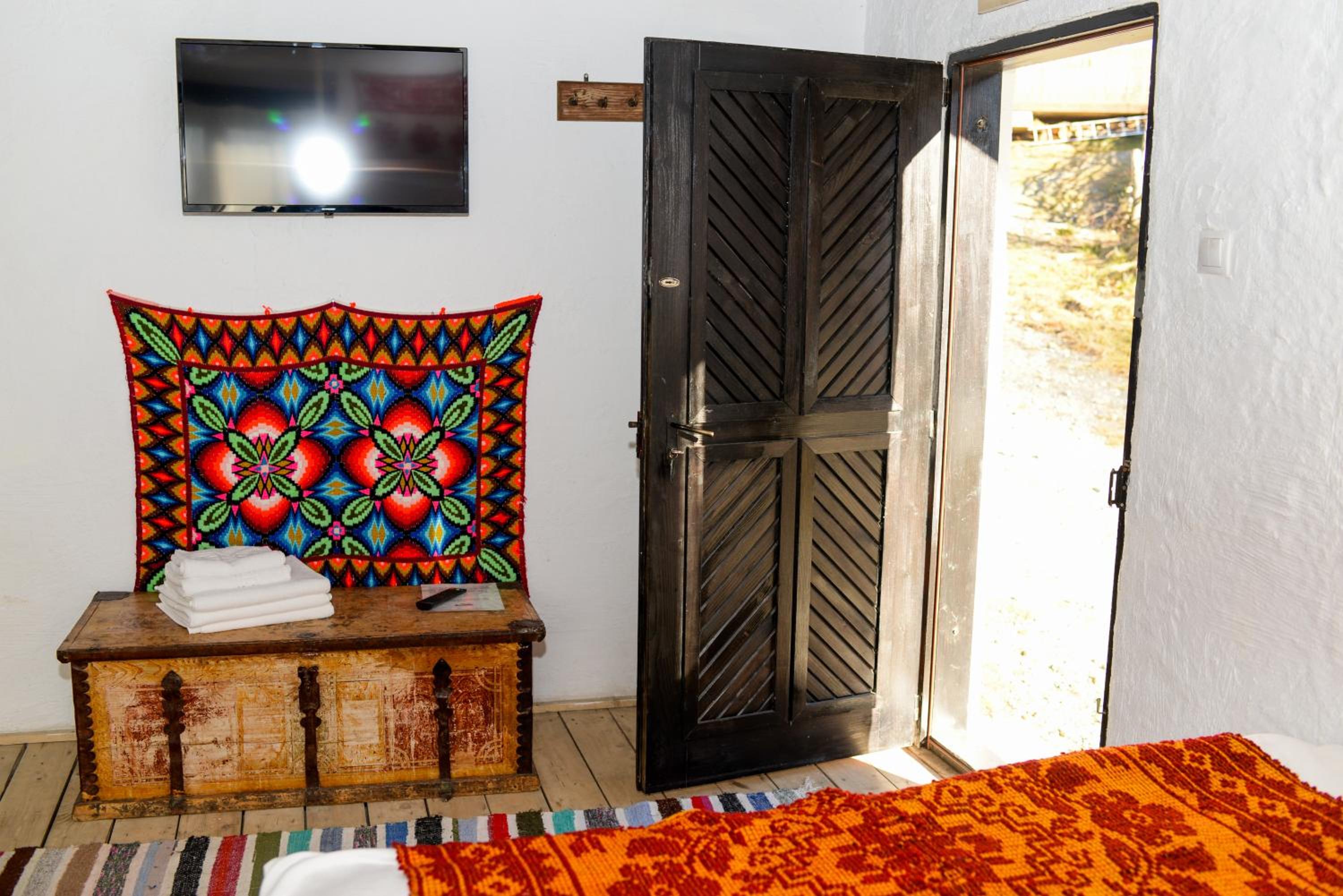 One-Bedroom House - Photo 6