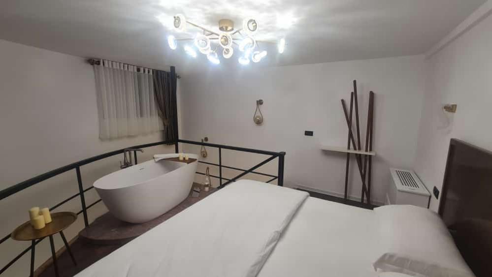 Suite with Hot Tub photo 1