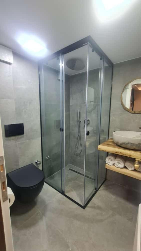 Suite with Hot Tub photo 2