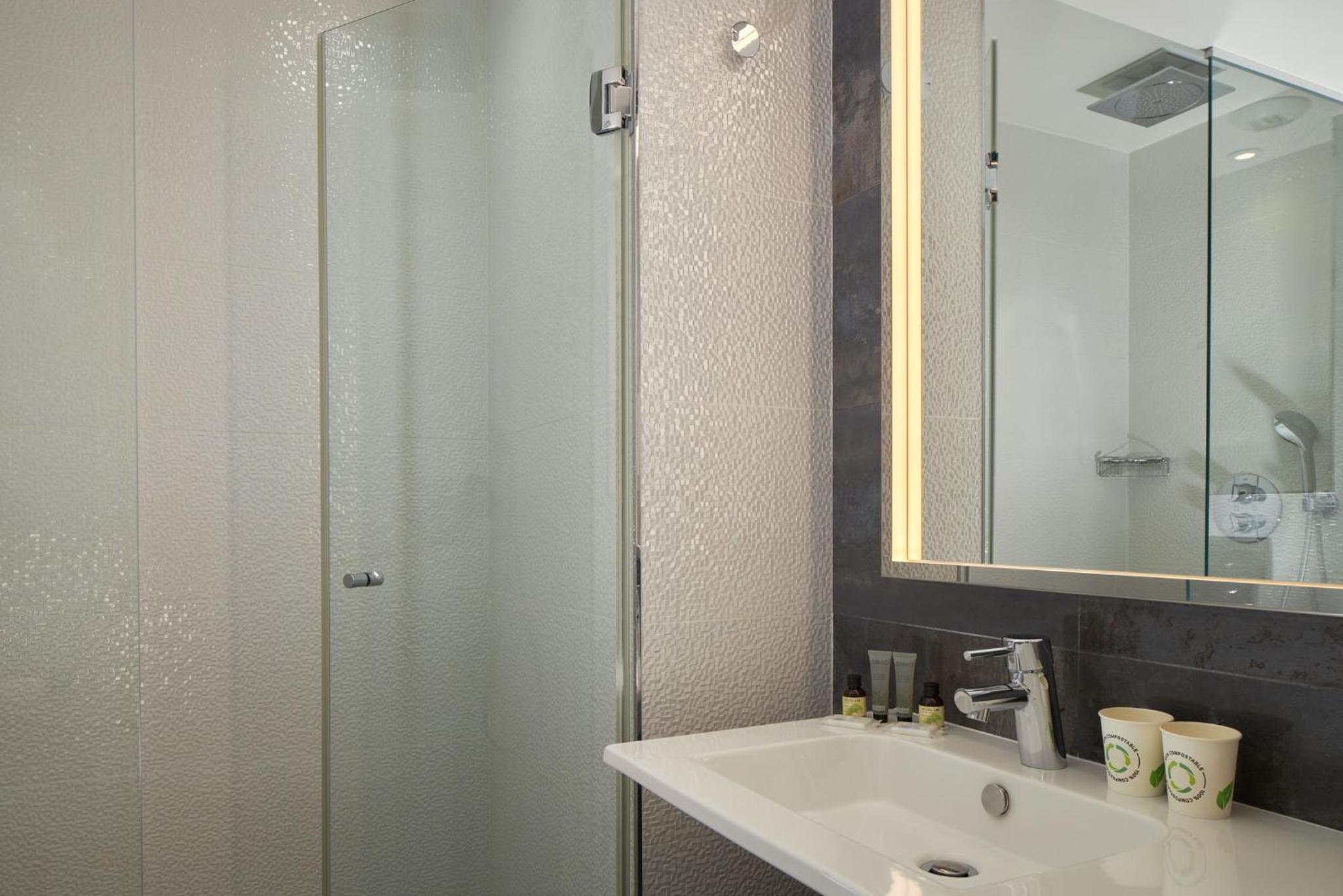 Superior Twin Room with Shower photo 2