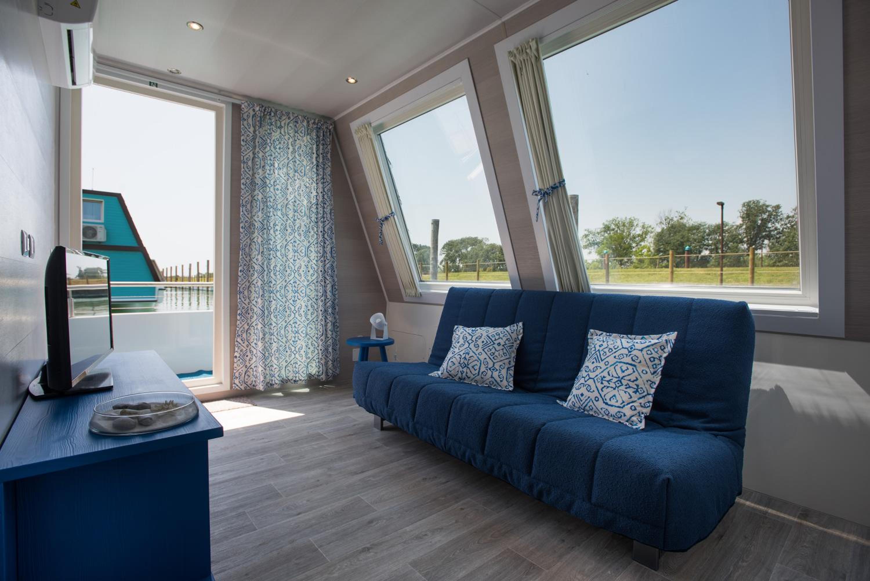 Houseboat  - Photo 1
