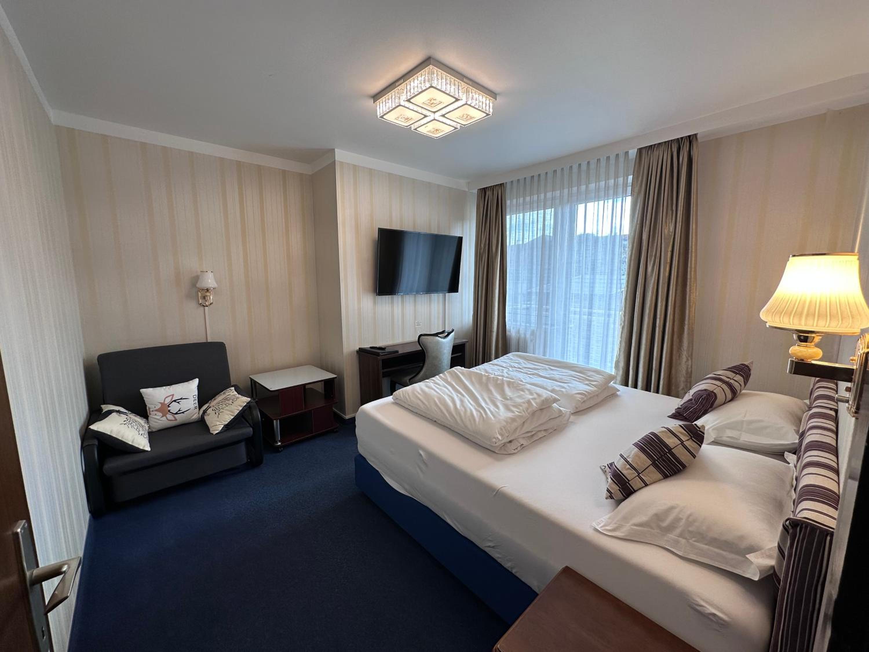 Double Room with Balcony - Photo 3