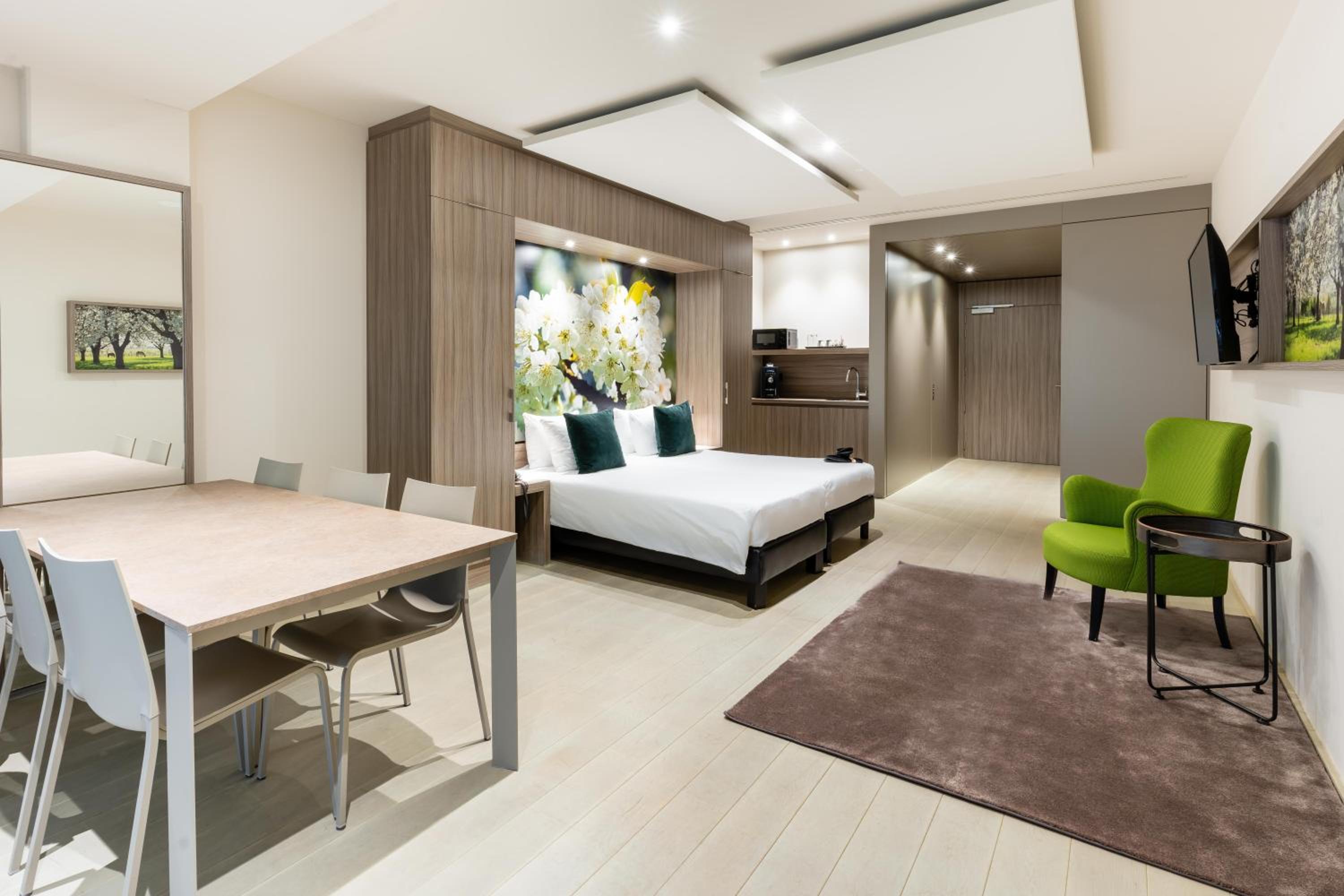 Superior Room with Stadium View - Photo 4
