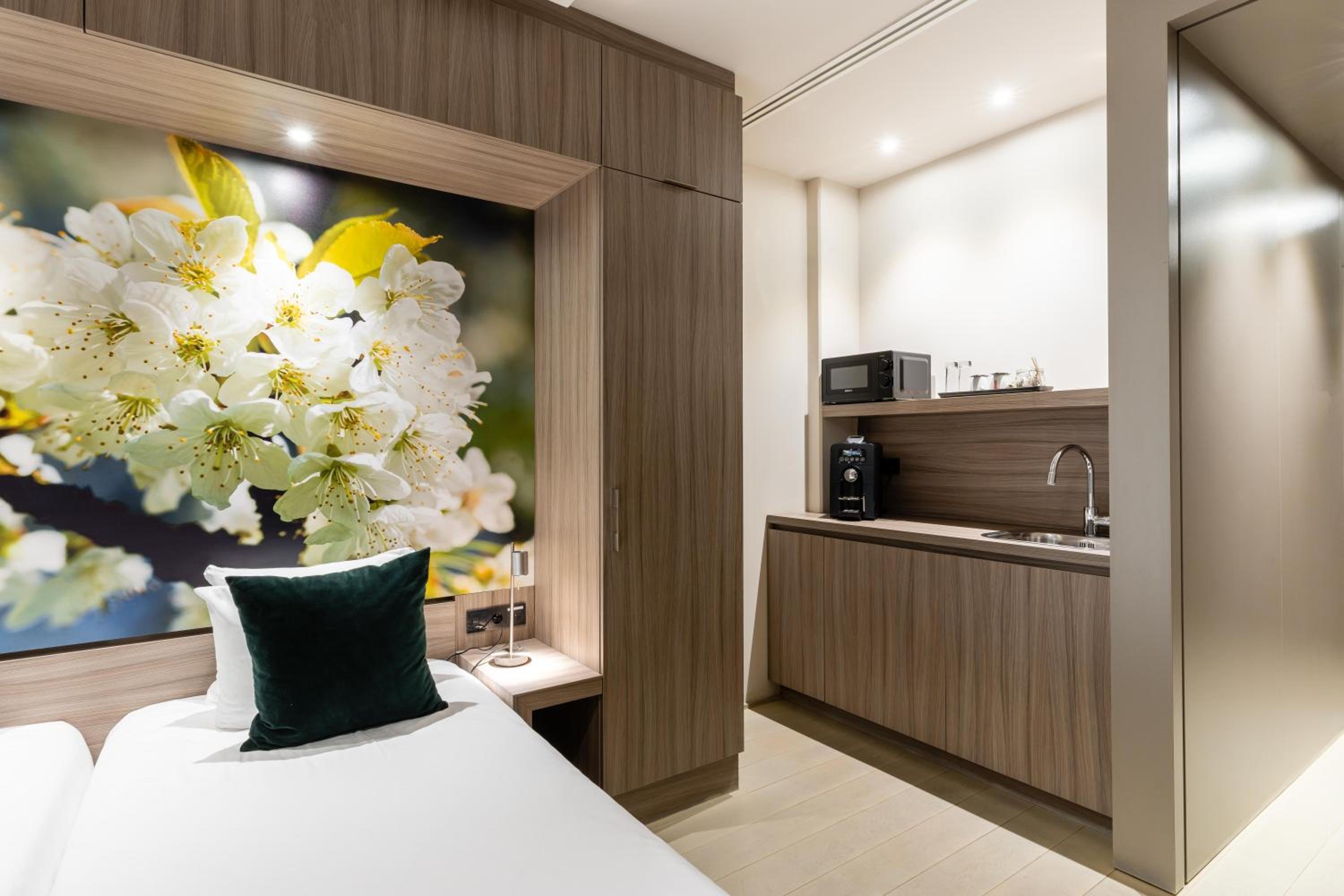 Superior Room with Stadium View - Photo 2