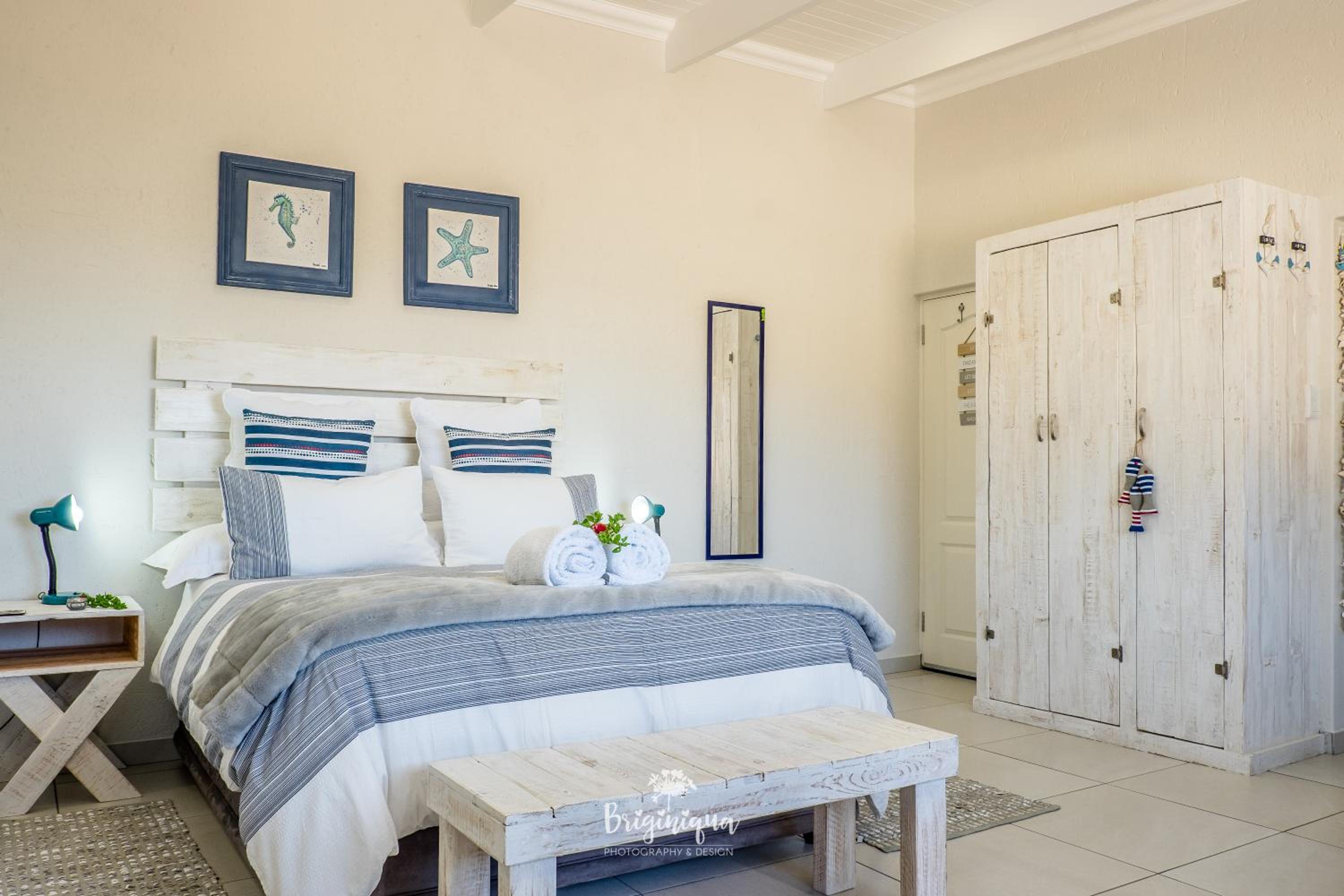 Queen Room with Sea View - Photo 18