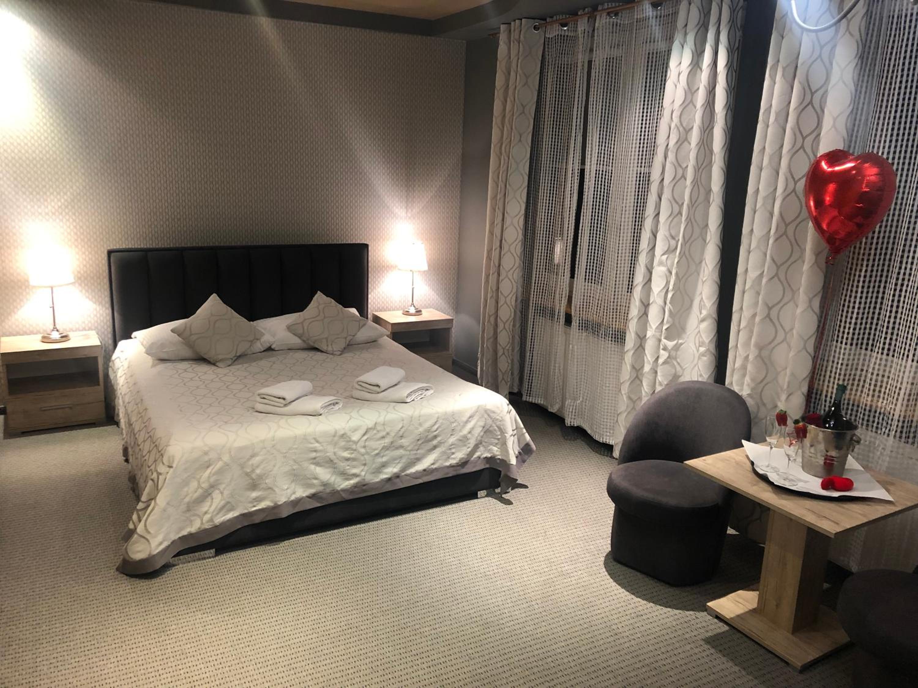 Deluxe Double Room - Photo 13