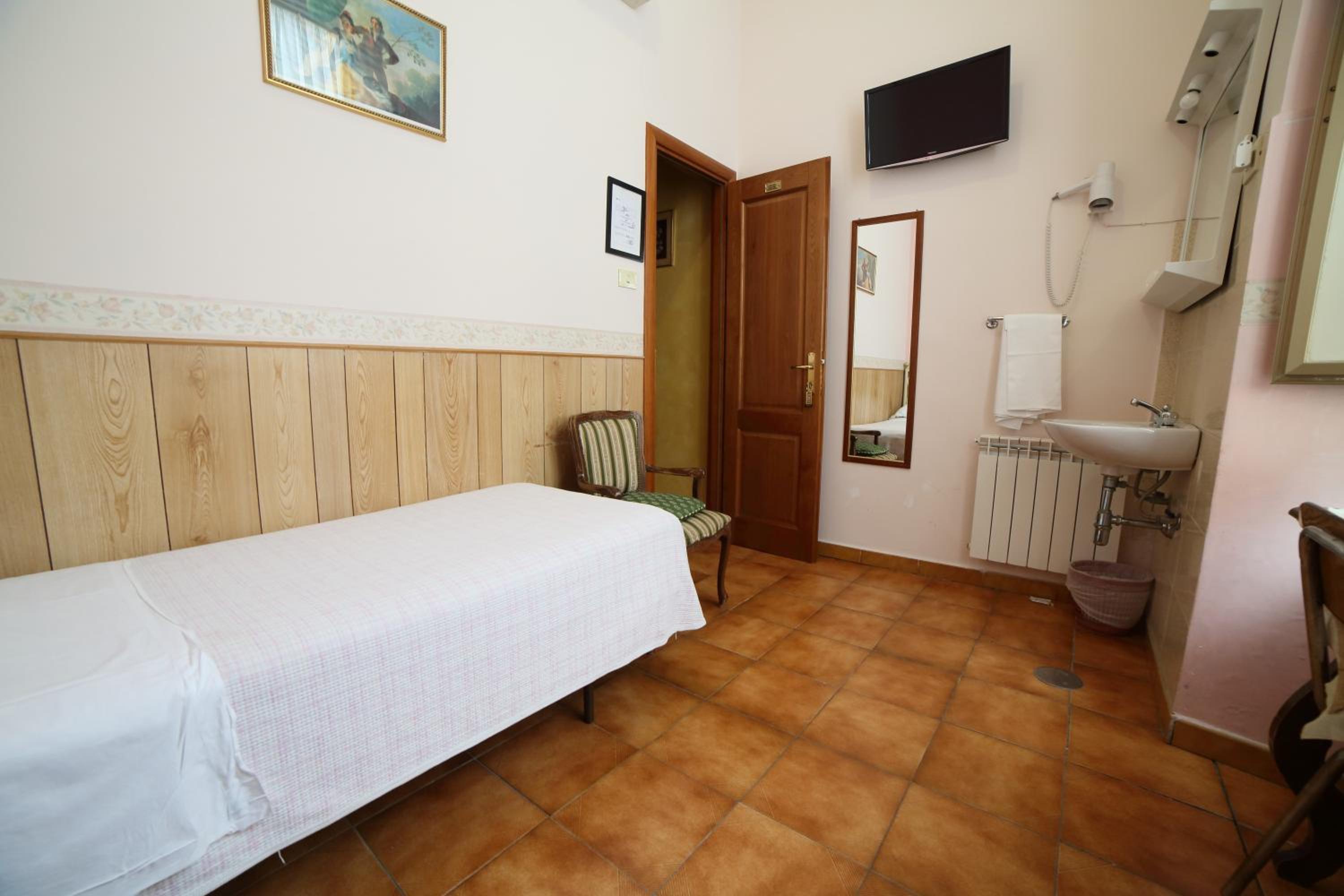 Single Room with Private Bathroom photo 3