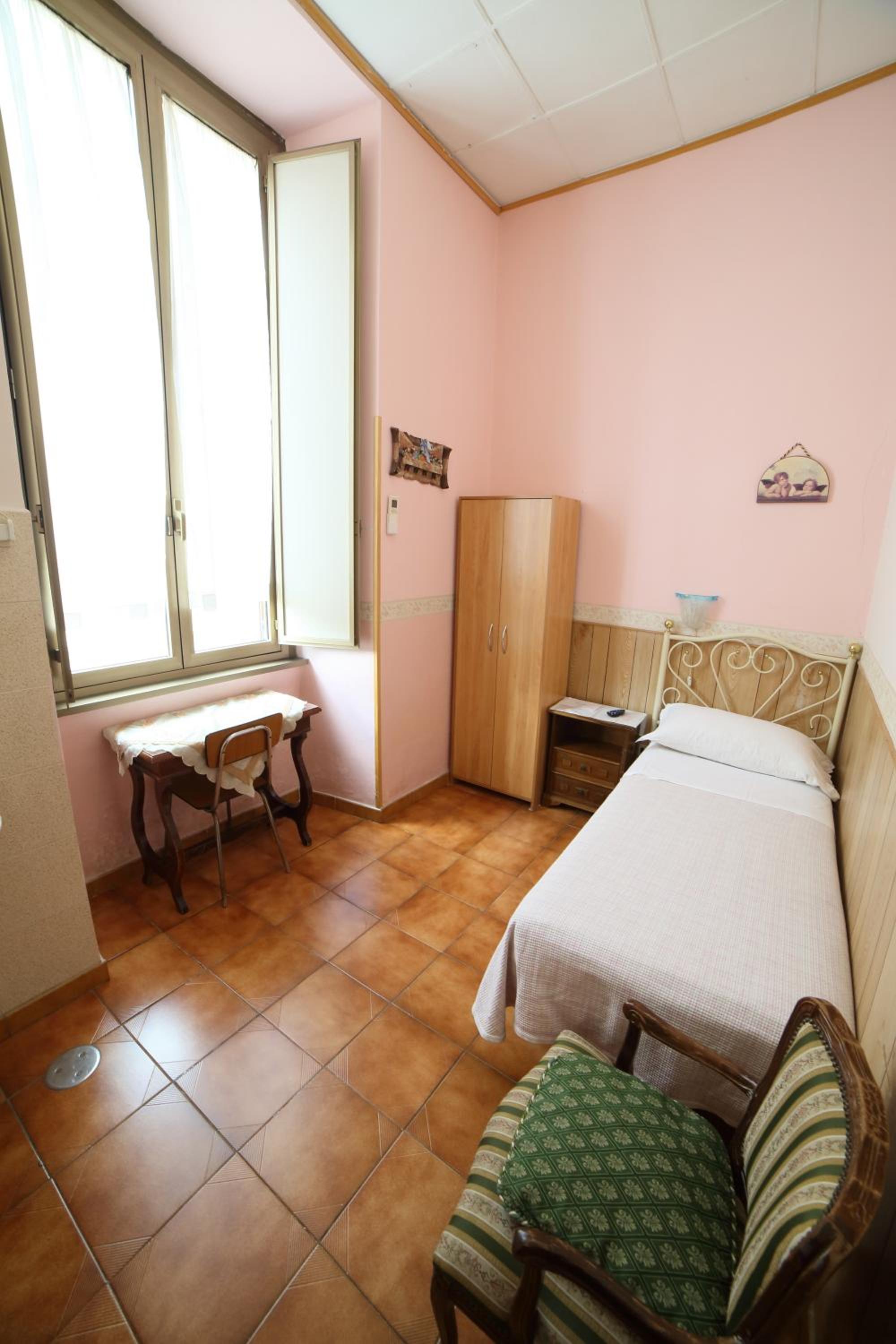 Single Room with Private Bathroom photo 2