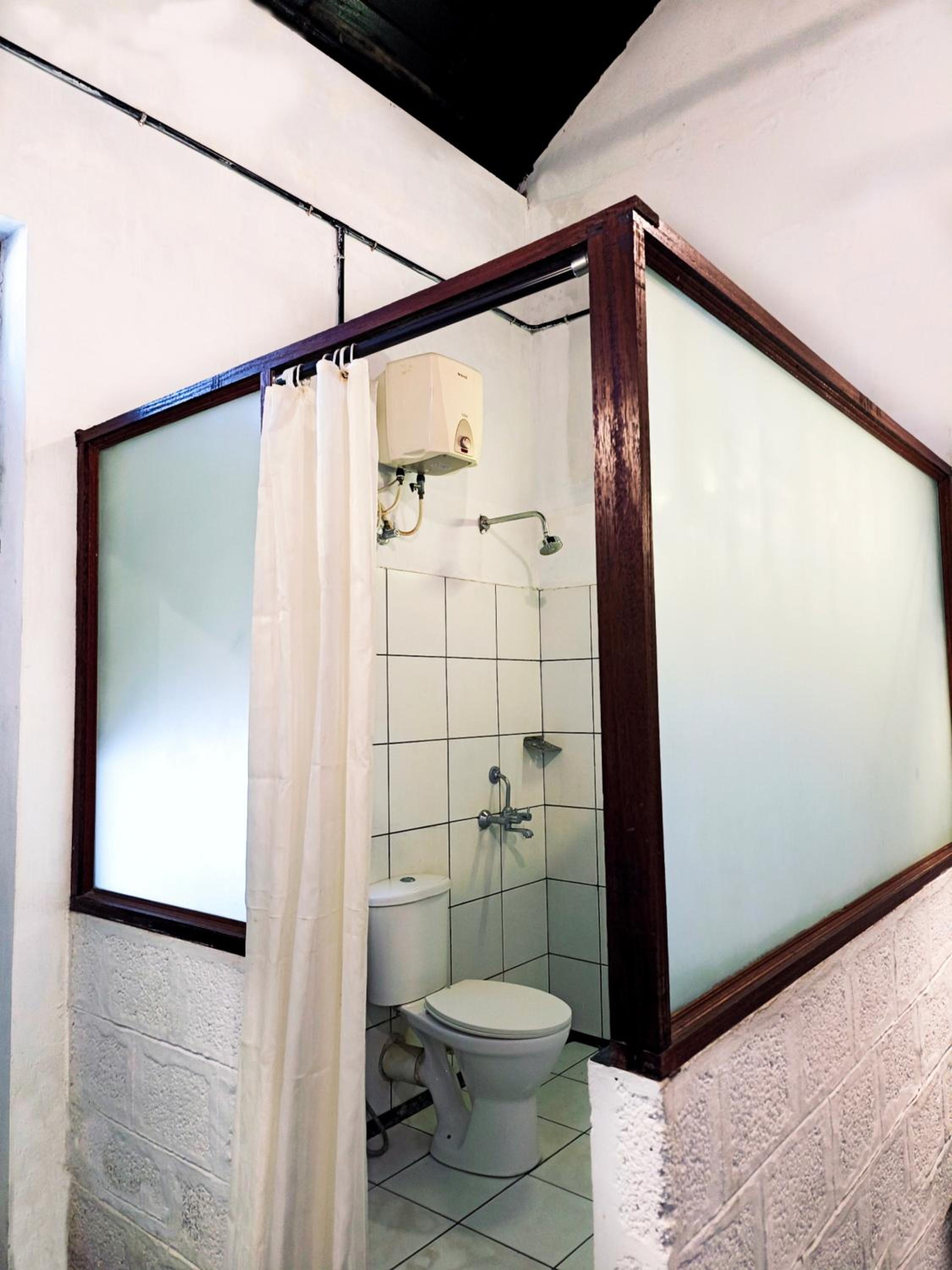 Deluxe Private A/C Room with Ensuite Bathroom photo 3