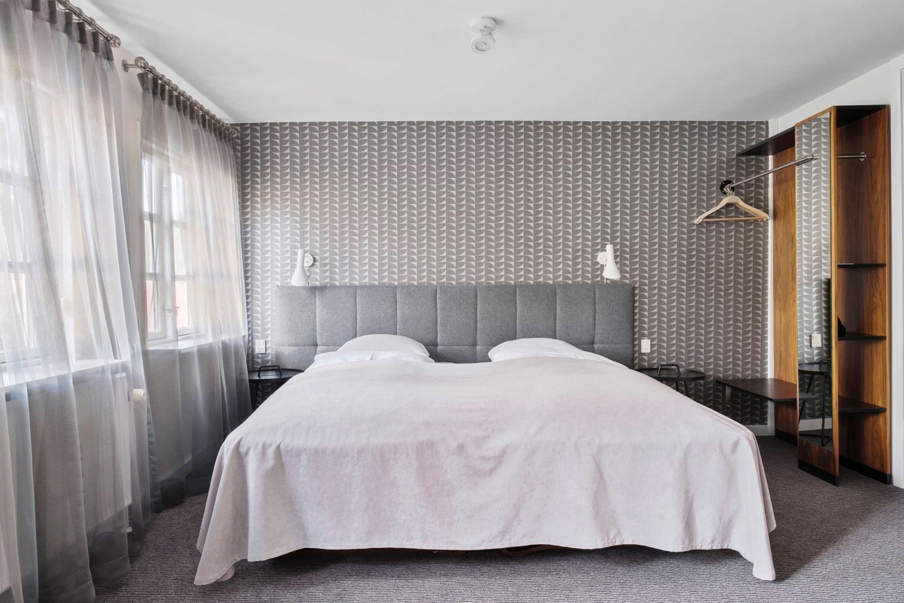 Junior Suite with Double Bed - Photo 12