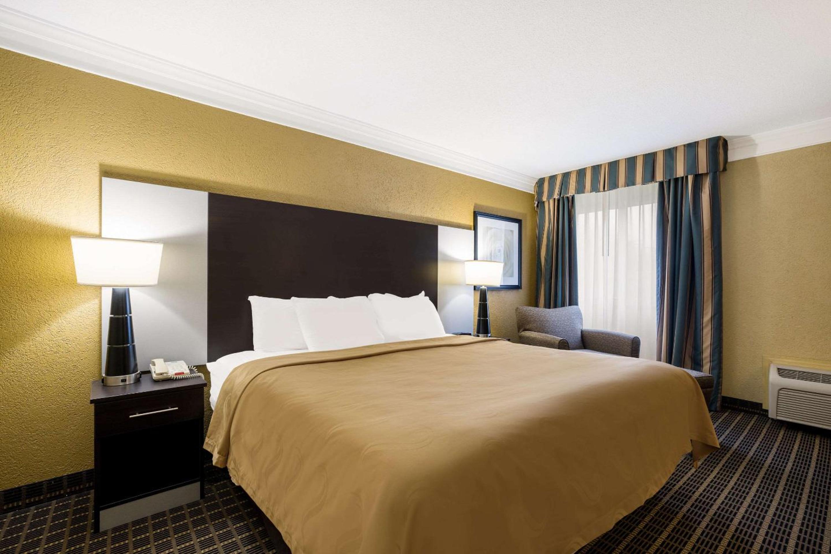 King Room - Non-Smoking - Photo 1