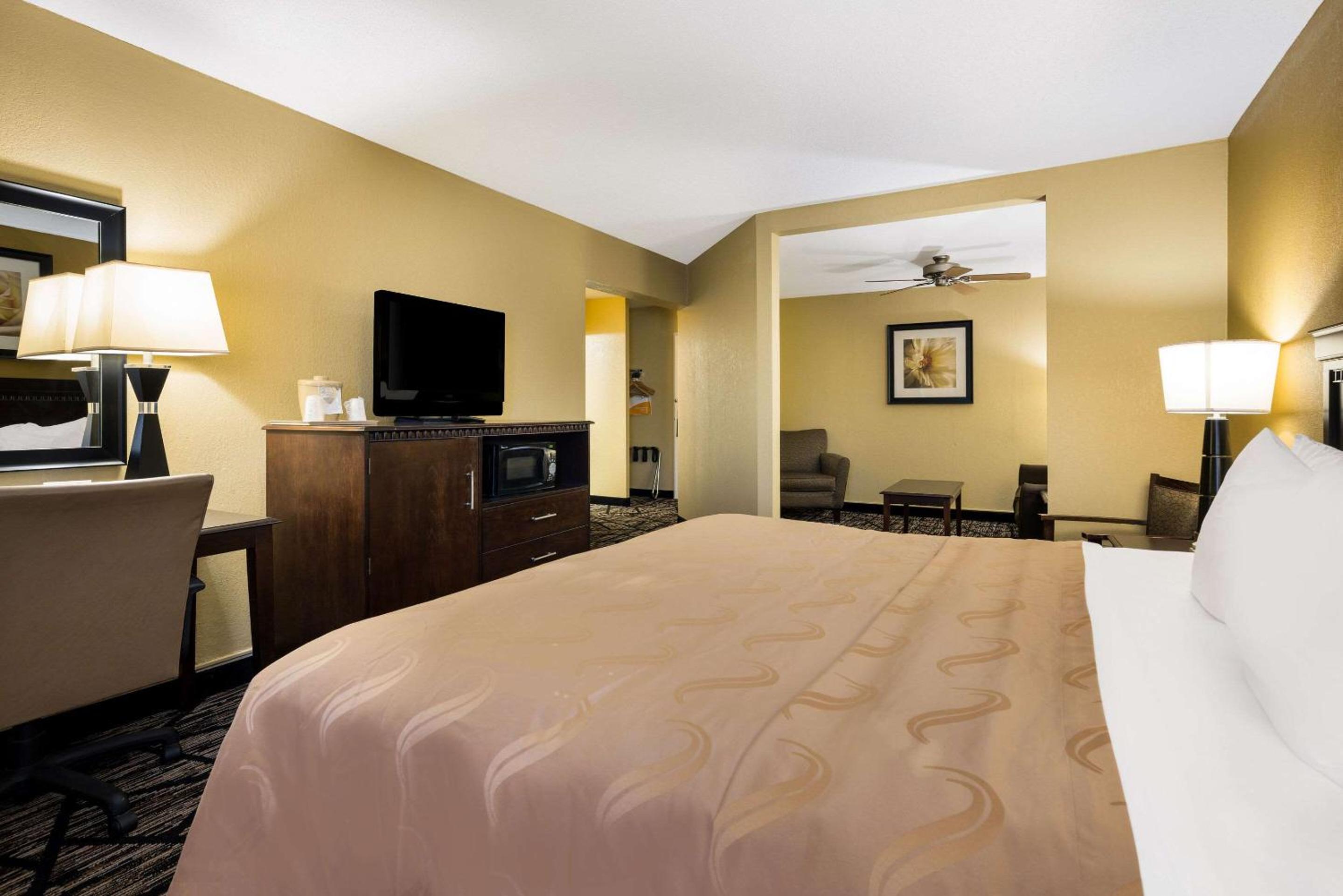 King Suite - Non-Smoking - Photo 5