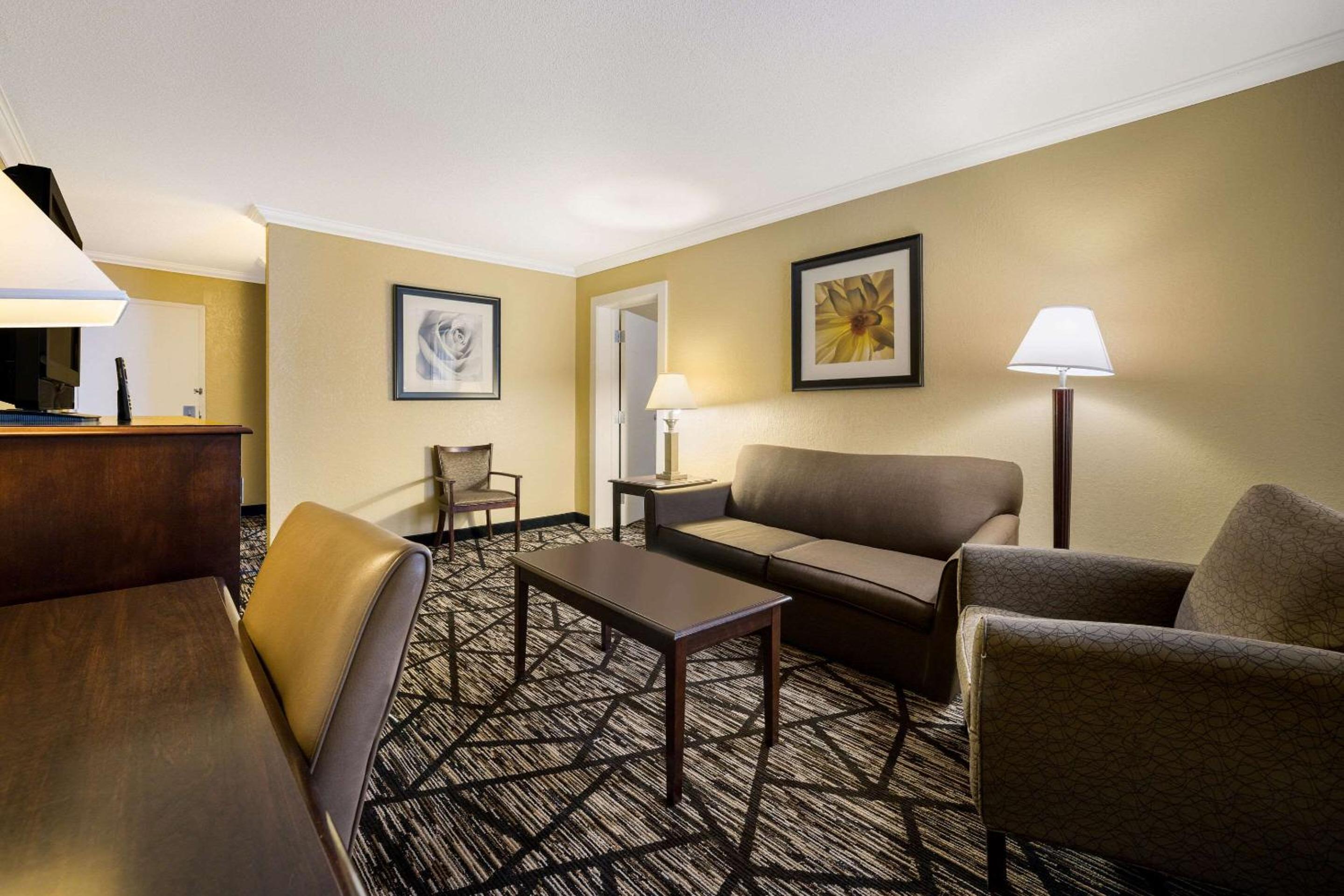 Double Suite - Non-Smoking - Photo 2