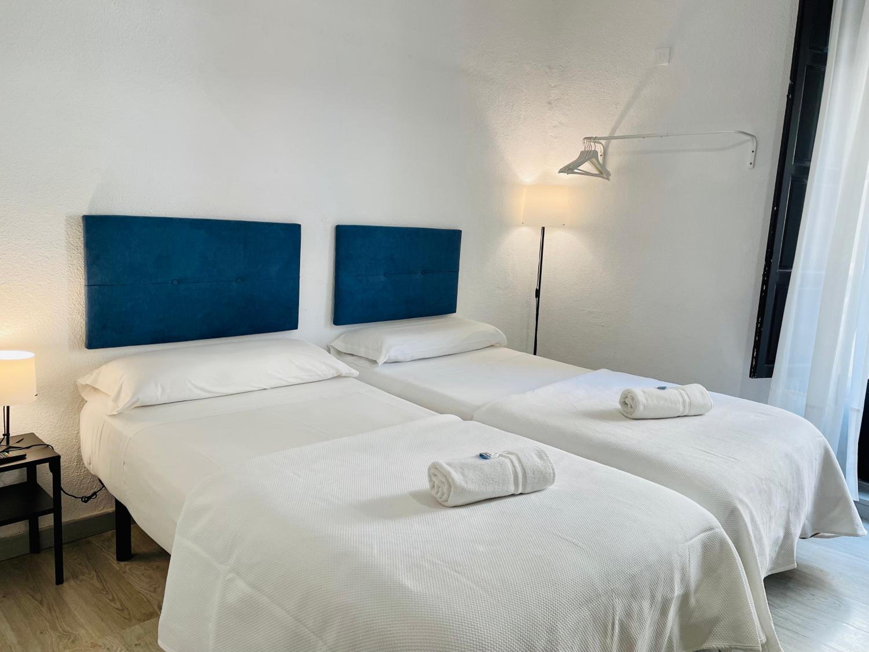 Quadruple Room with Shared Bathroom photo 3