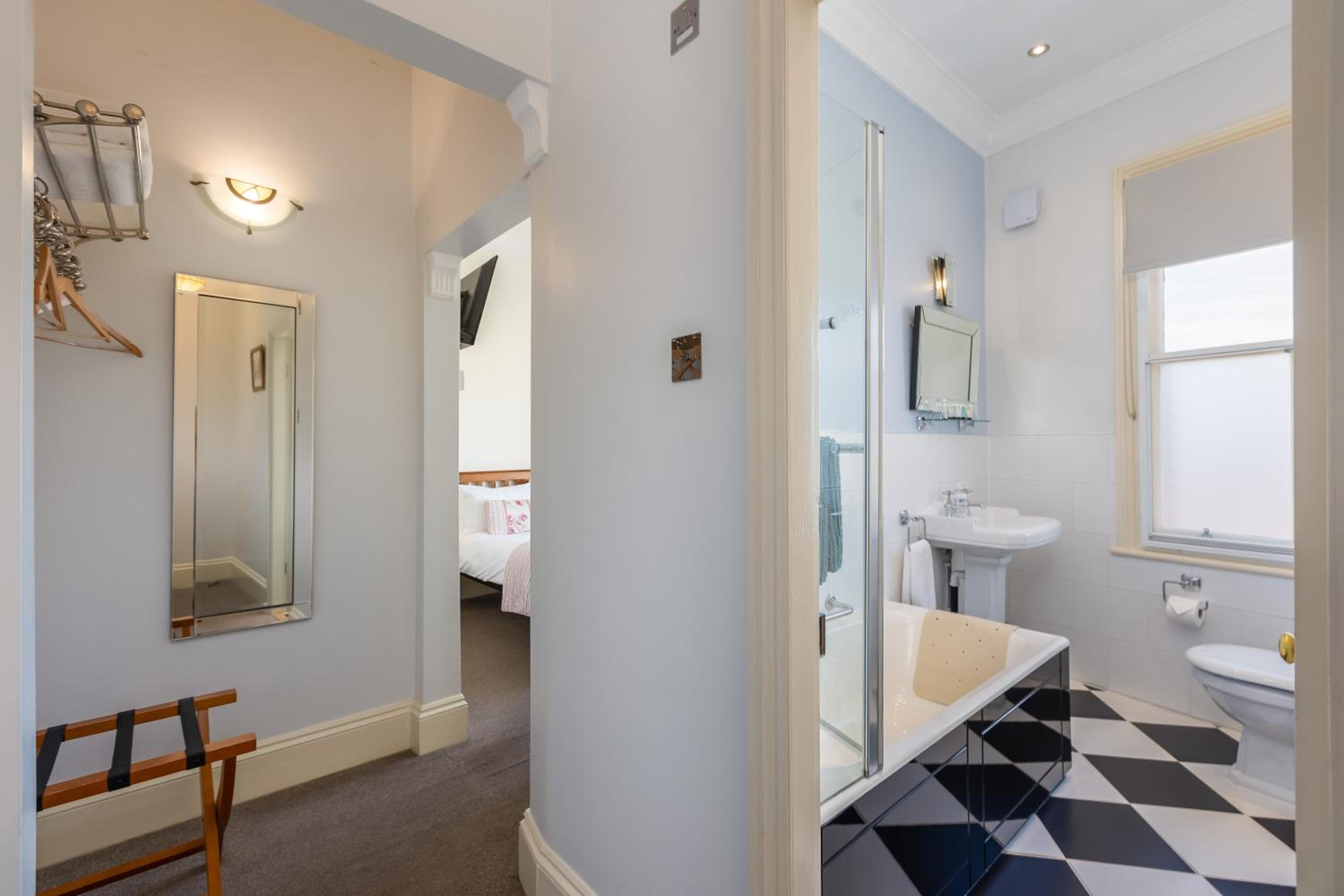 Deluxe Double Room with Bath photo 3