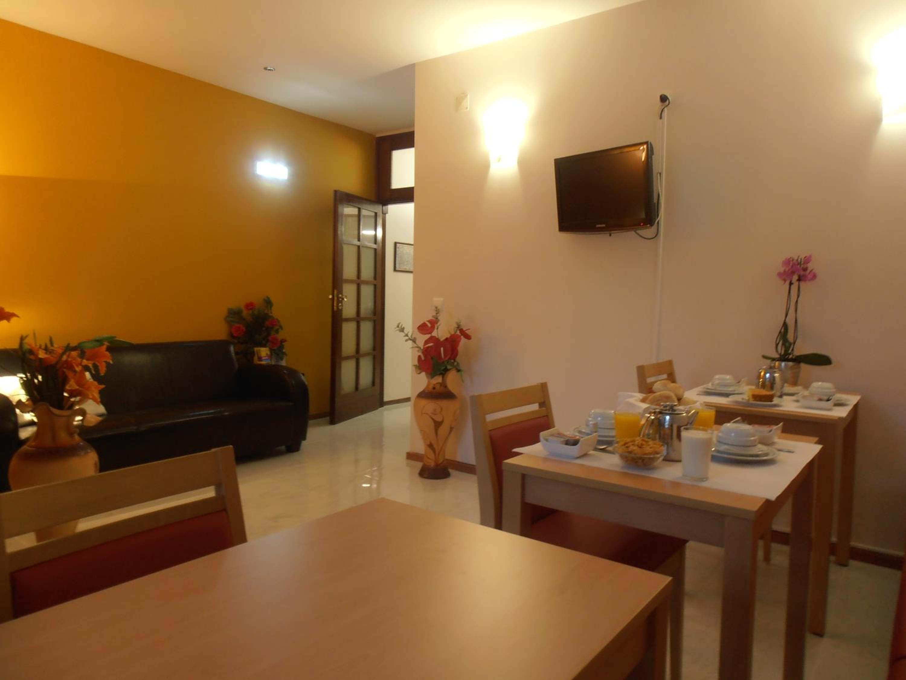 Large Family Room - Photo 5