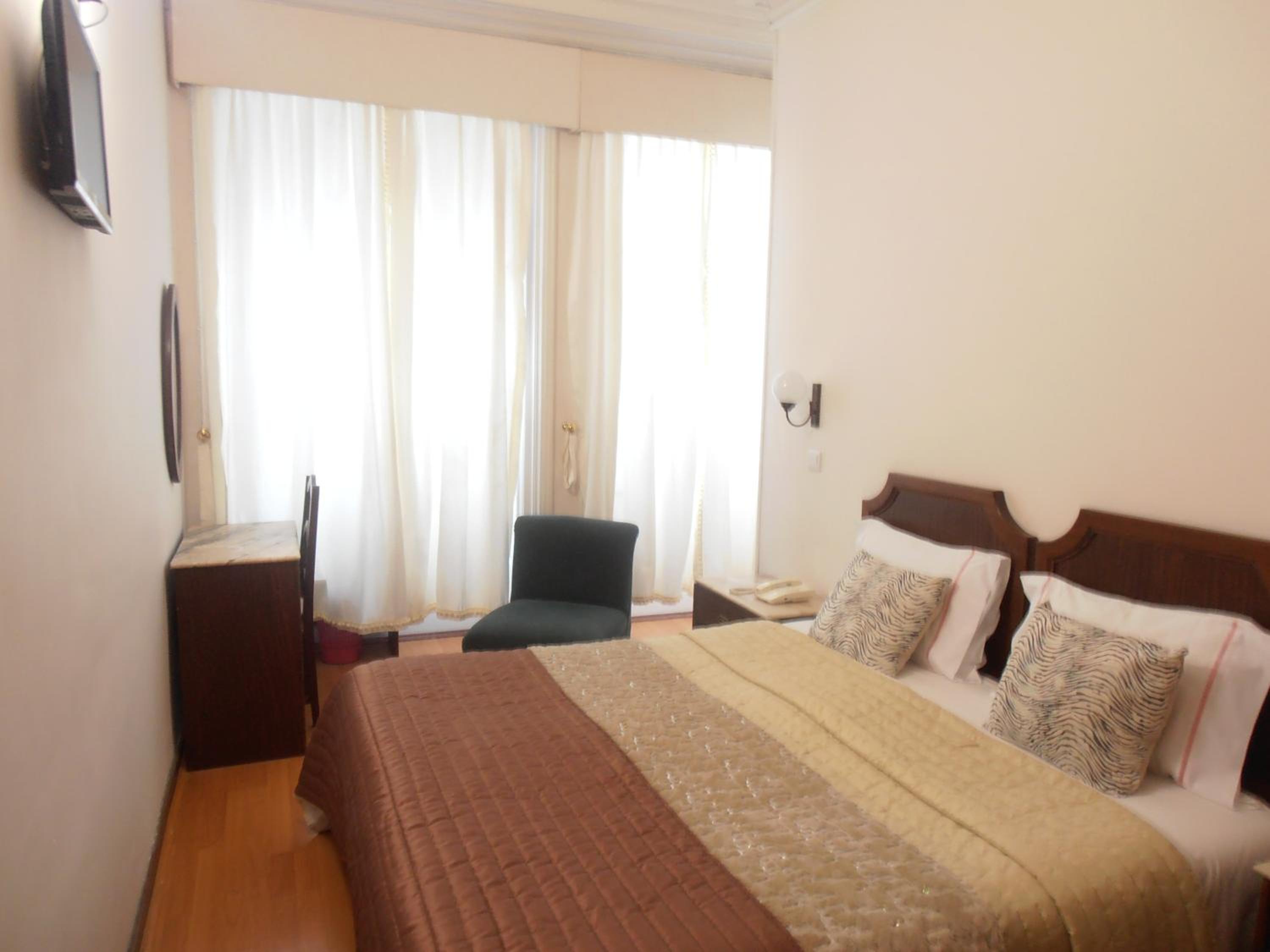 Double Room with City View - Photo 13