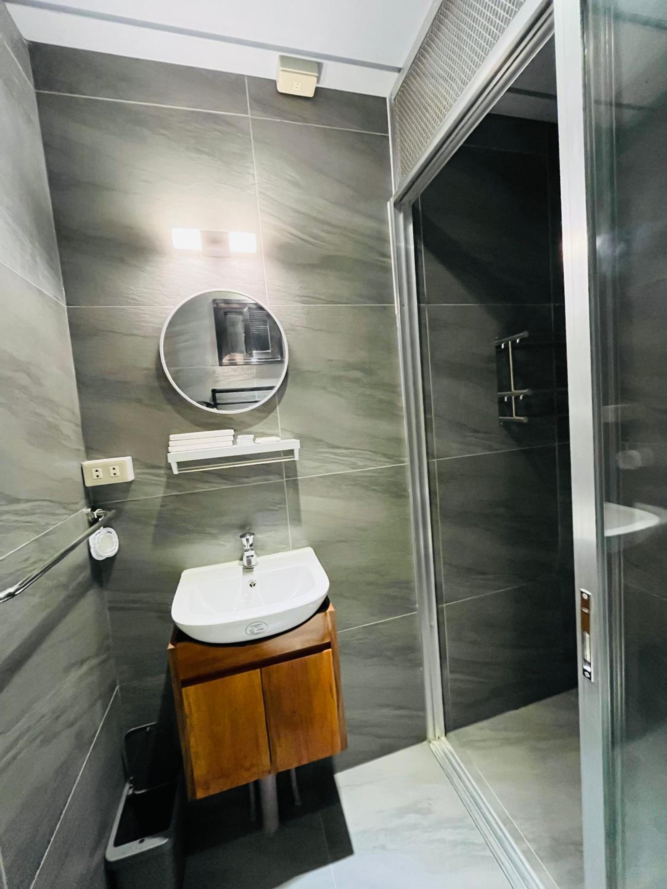 Budget Double Room - Photo 8