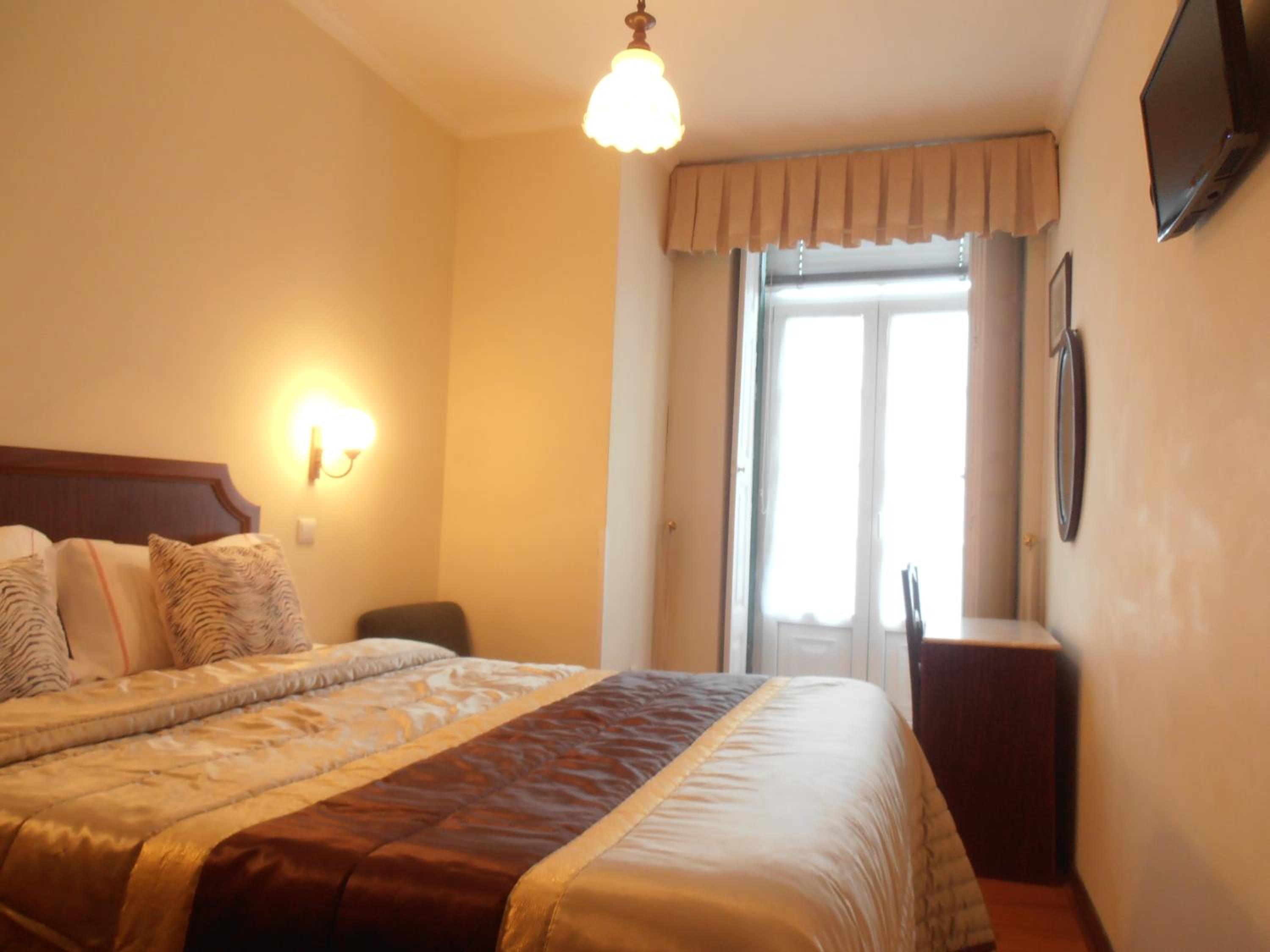 Double Room with City View - Photo 9
