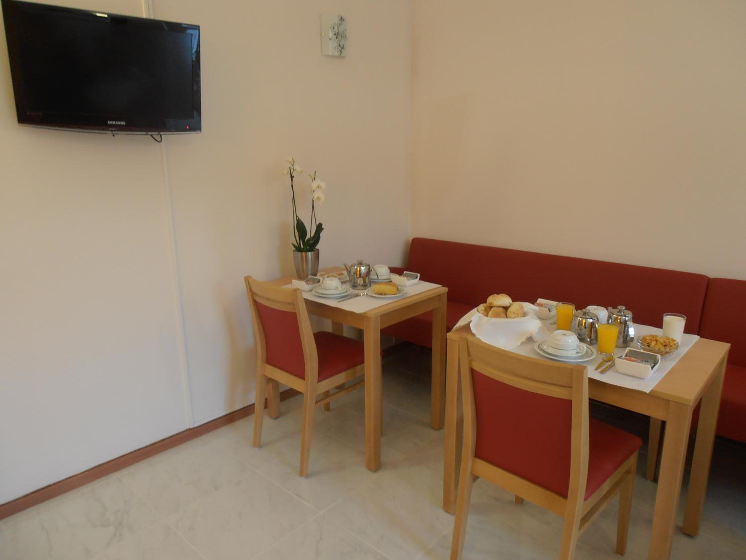 Double Room with City View - Photo 3