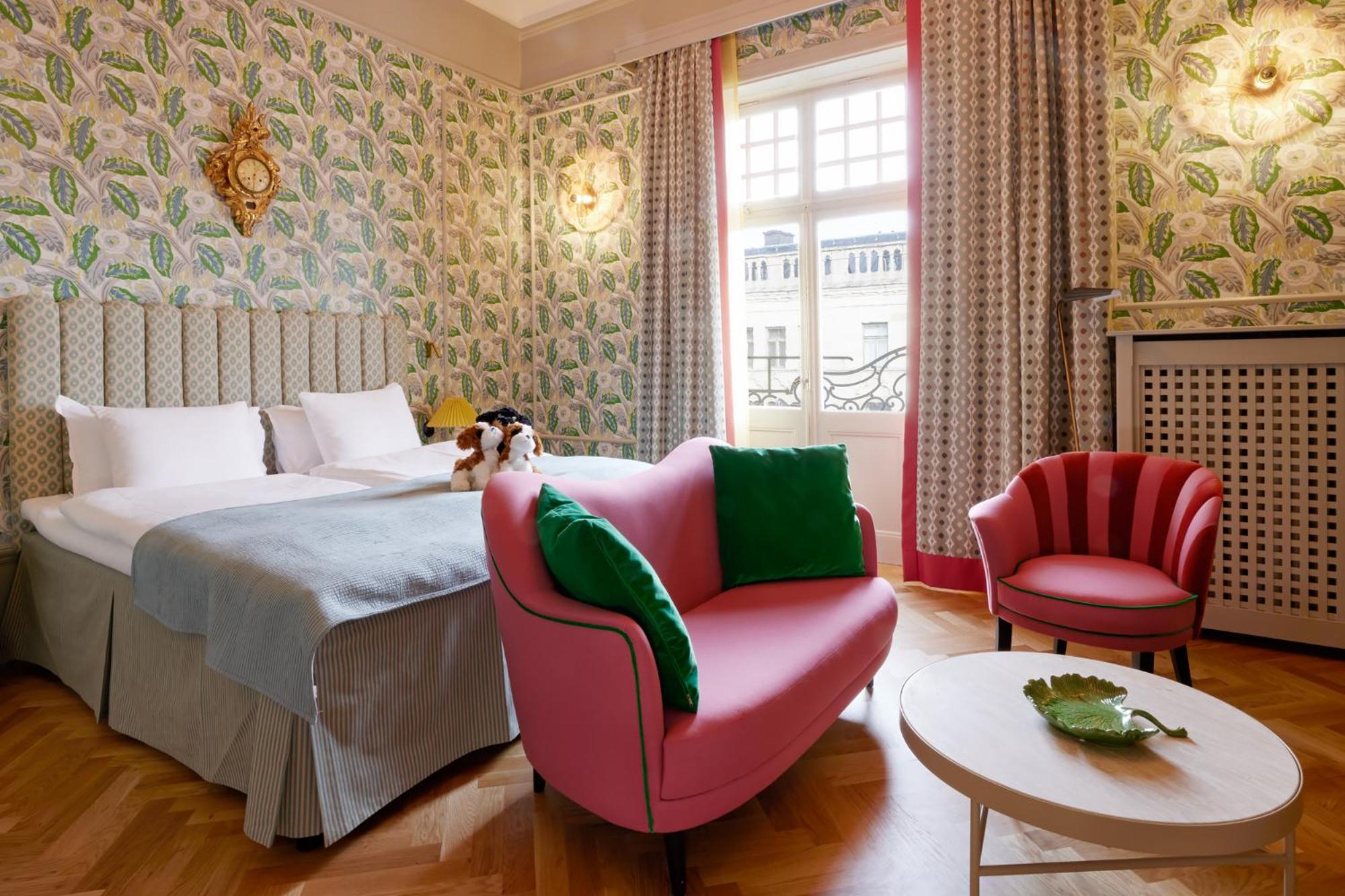 Deluxe King Room with Balcony - Non-Smoking thumbnail 5