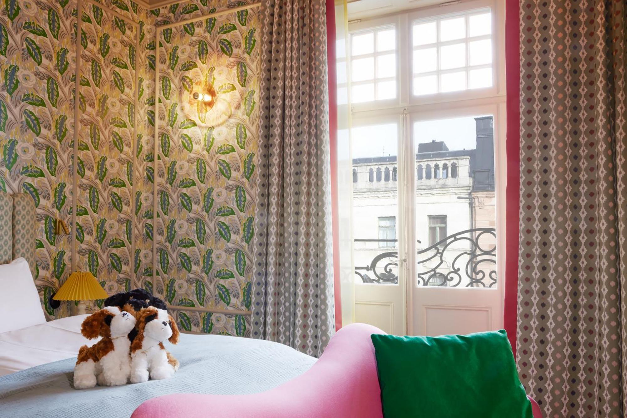 Deluxe King Room with Balcony - Non-Smoking thumbnail 6