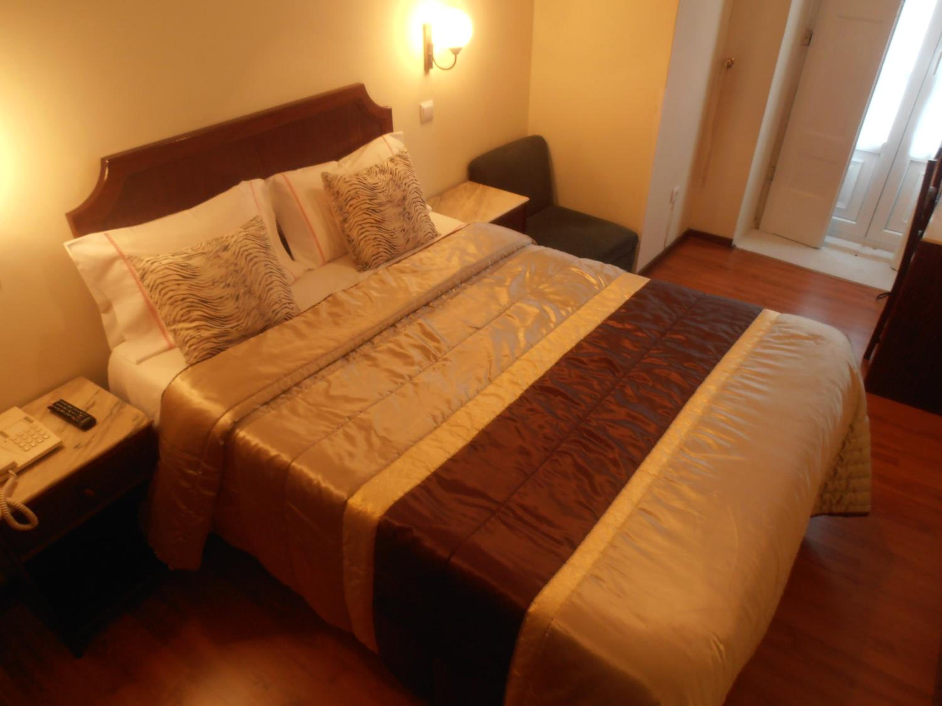 Double Room with City View - Photo 10