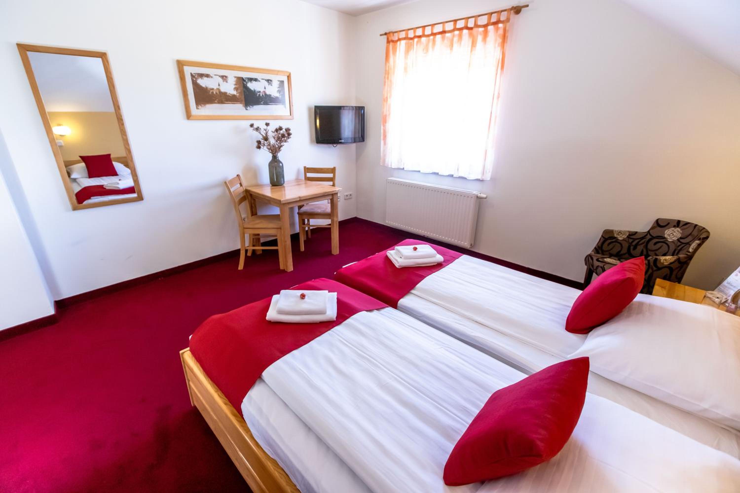 Large Twin Room - Photo 3