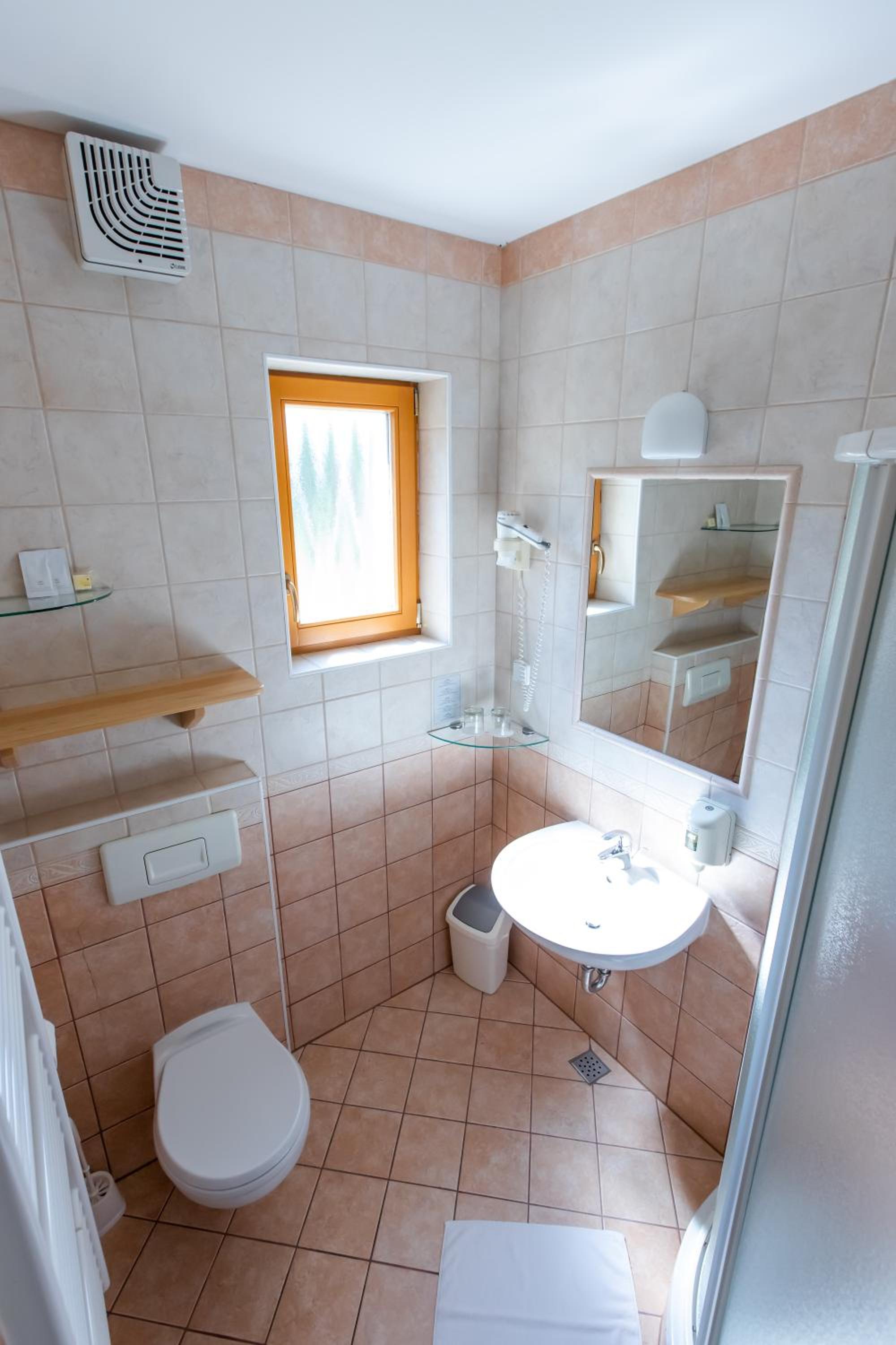 Large Twin Room - Photo 8