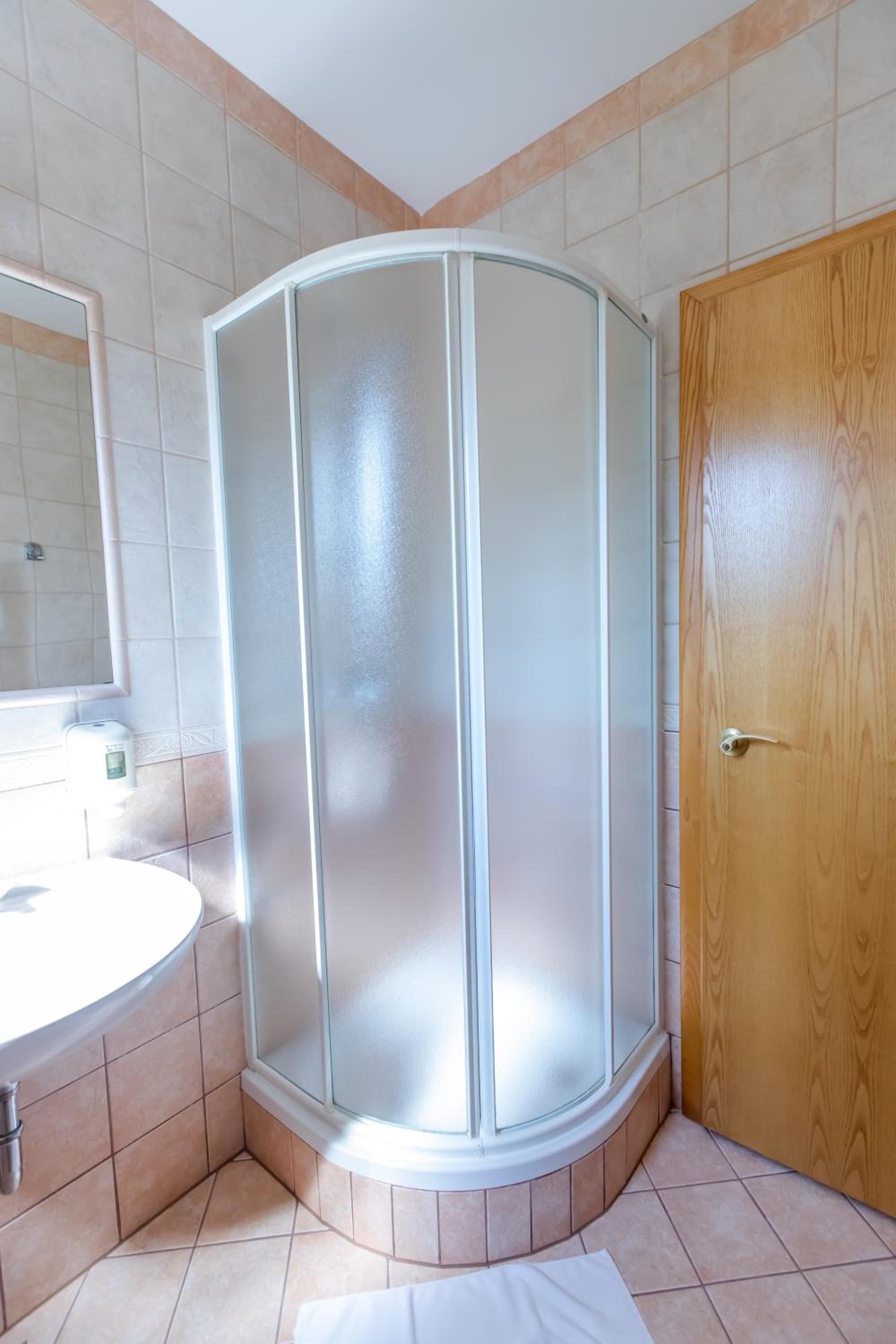 Large Twin Room - Photo 9