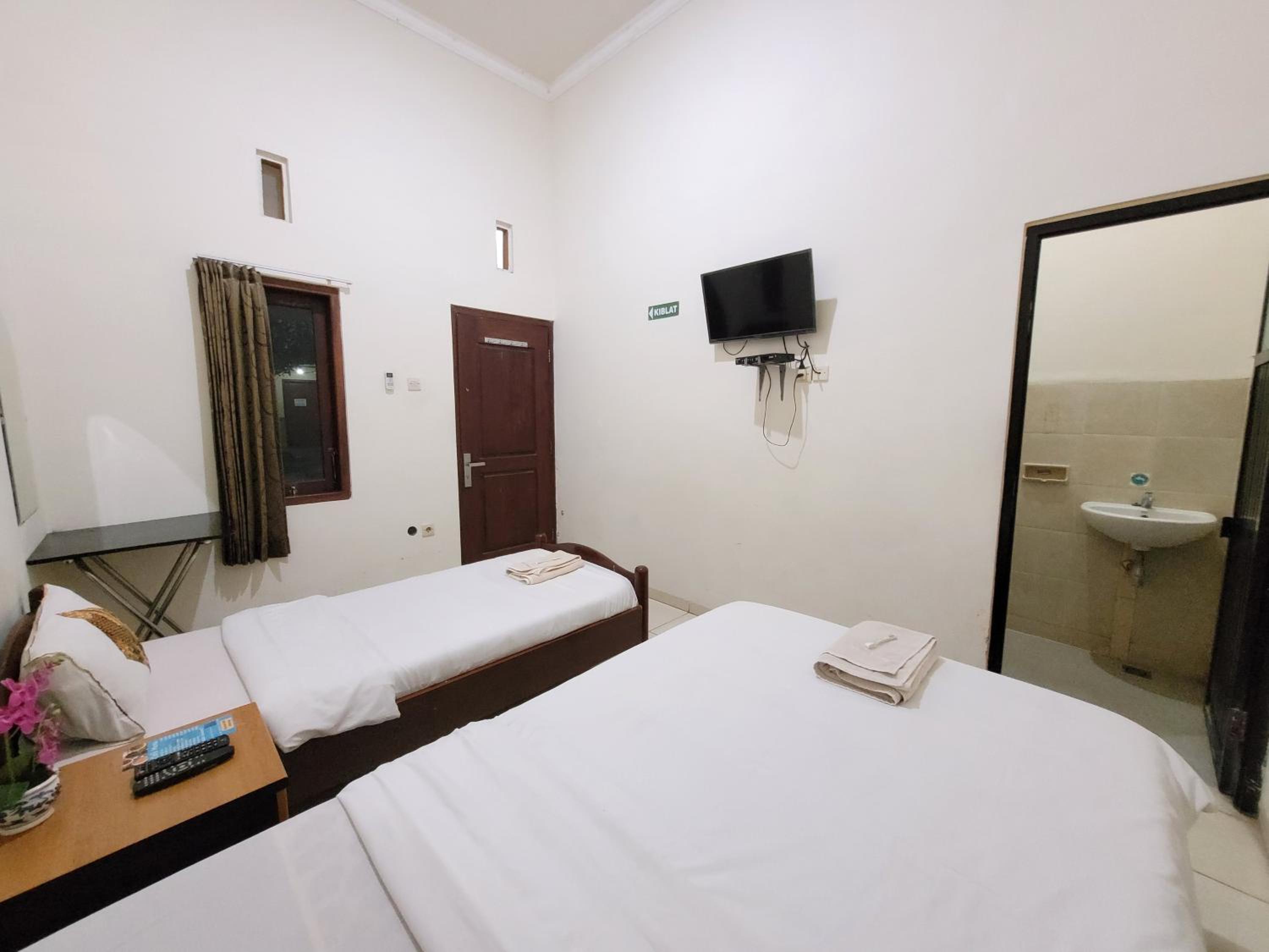 Standard Twin Room - Photo 3