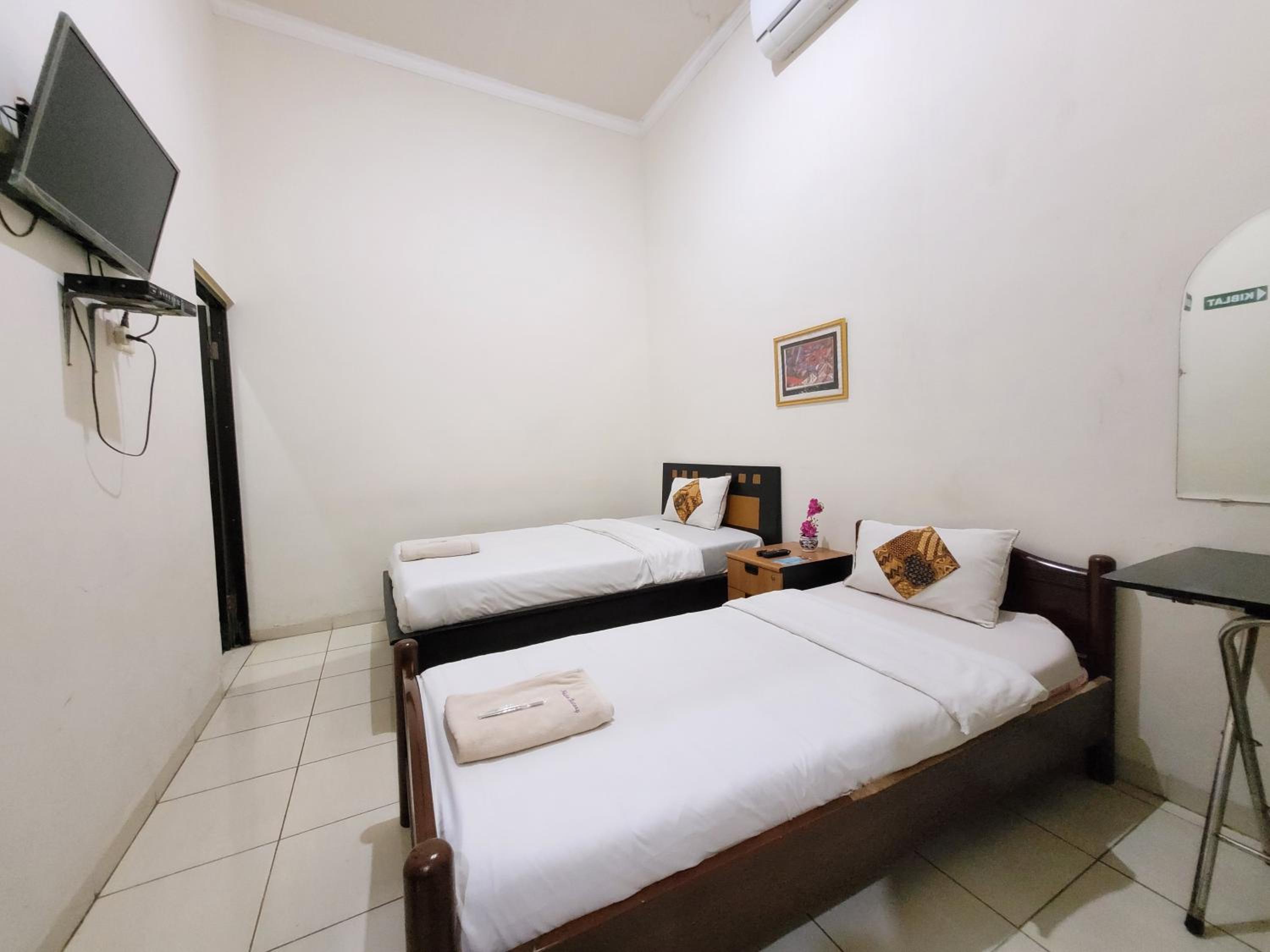 Standard Twin Room - Photo 1