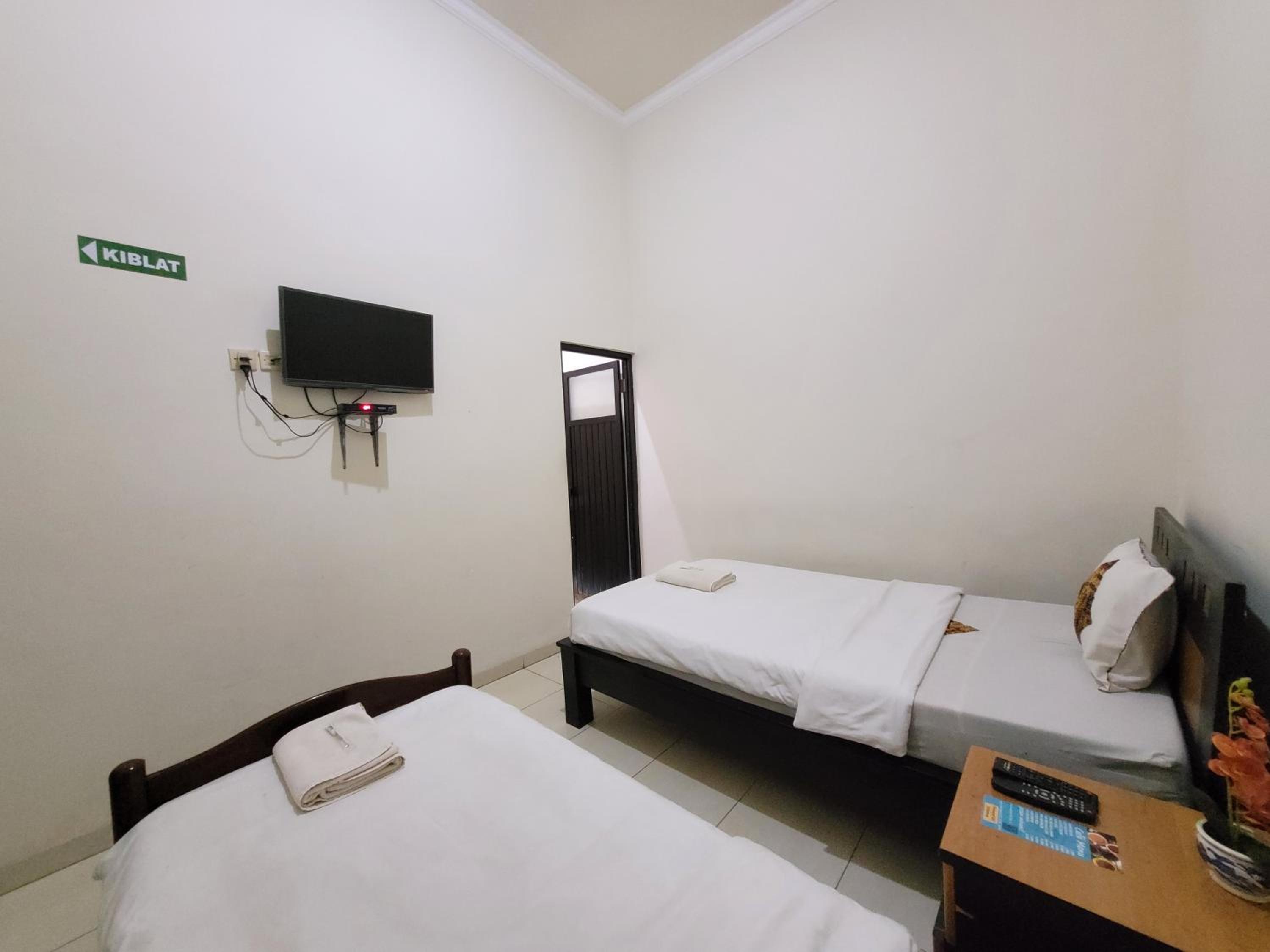 Standard Twin Room - Photo 2