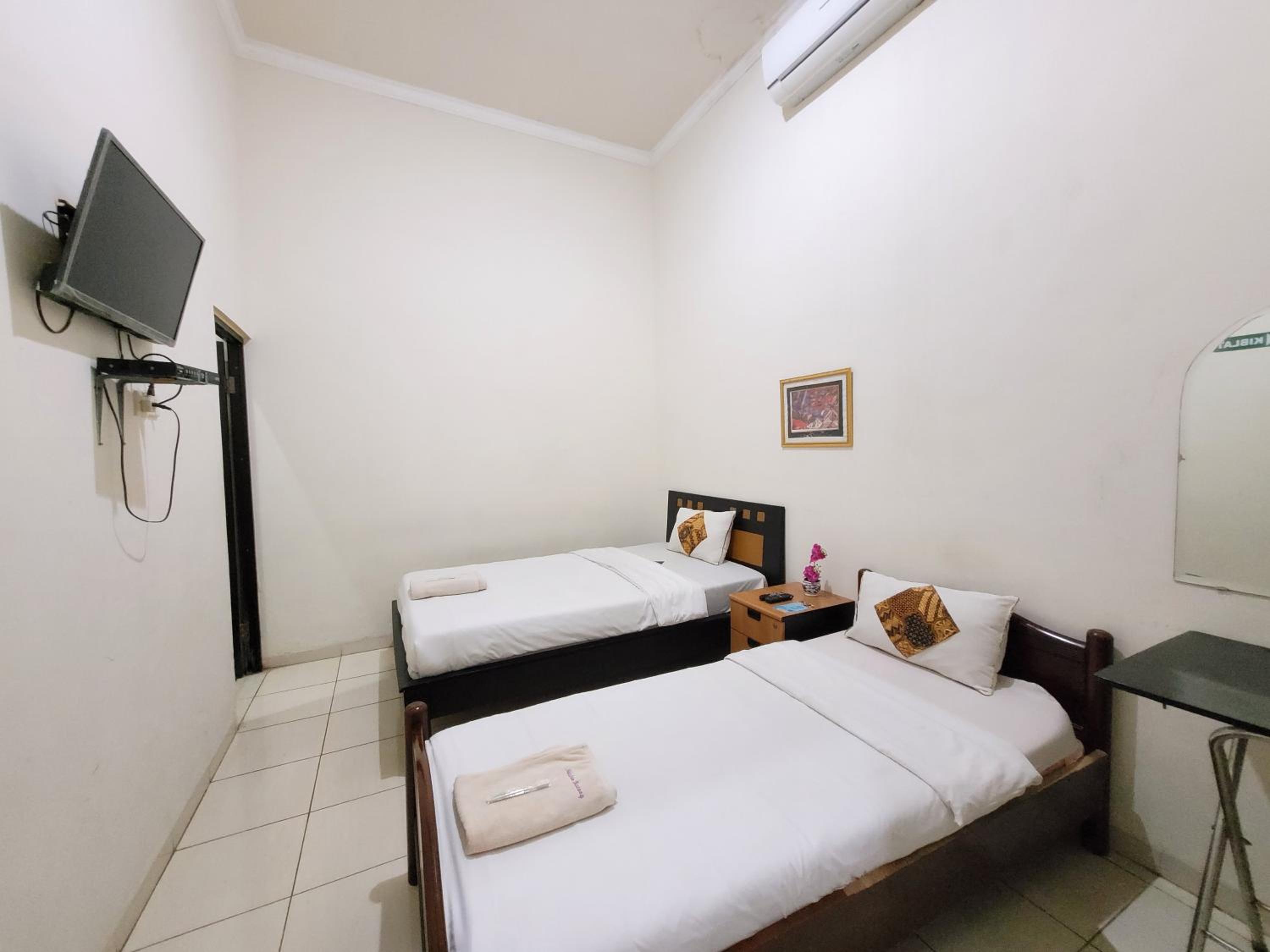 Standard Twin Room - Photo 4