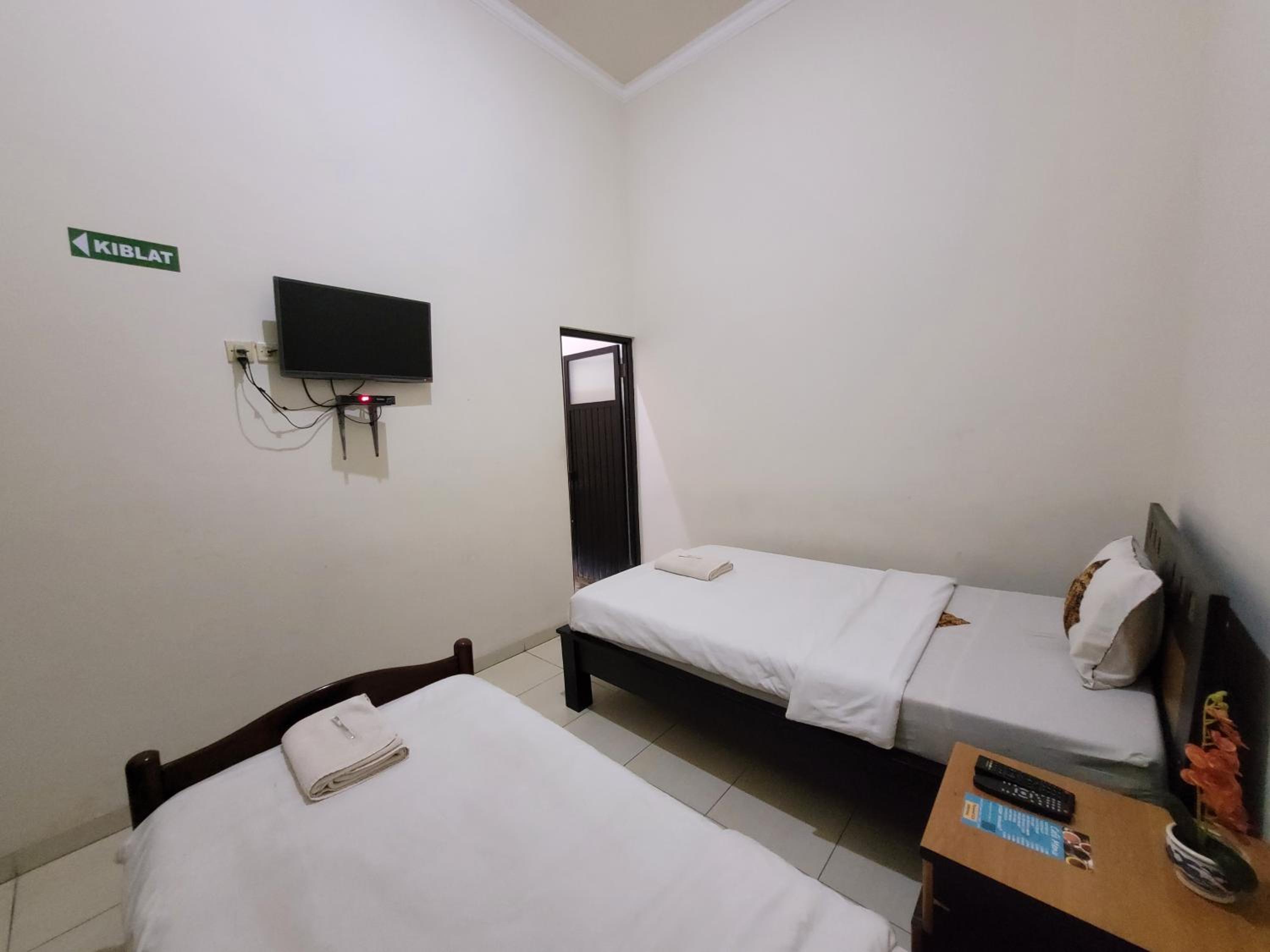 Standard Twin Room - Photo 6