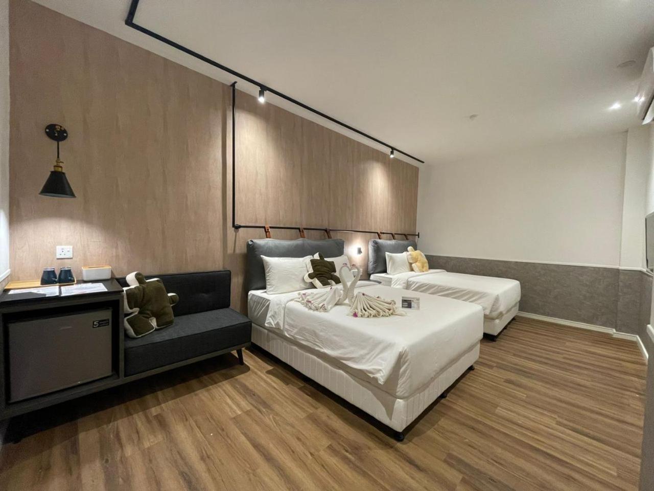 Superior Family Room - Photo 11